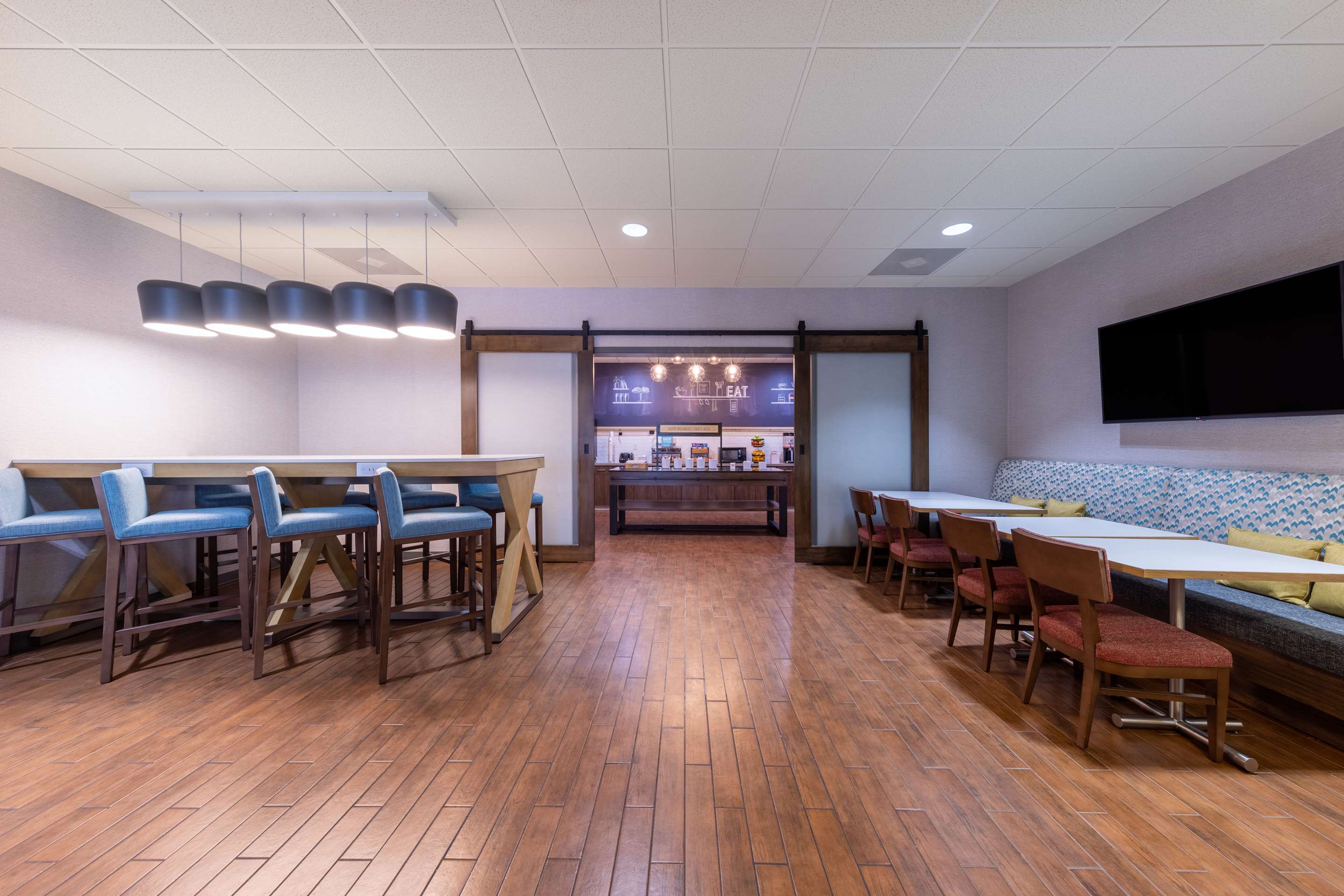 Breakfast Area | Hampton Inn St. Robert/Ft. Leonard Wood