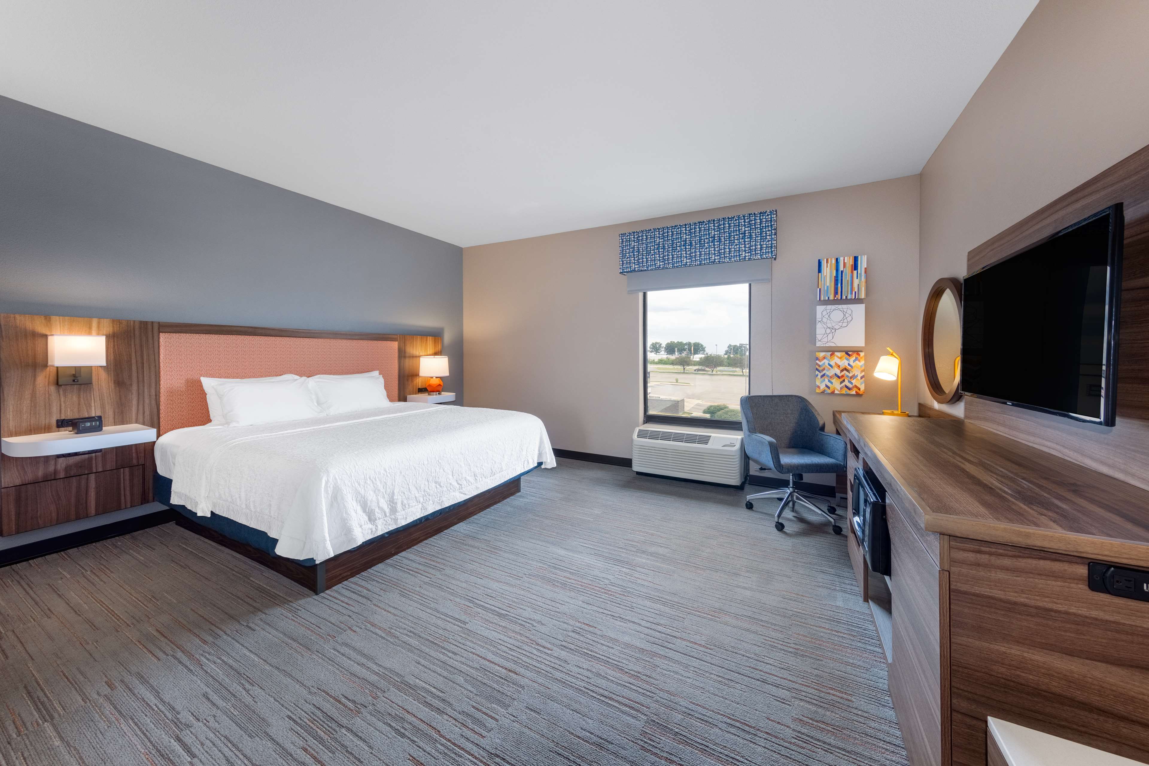 Hampton Inn St. Robert Room Type - 1 KING CORNER W WETBAR NS