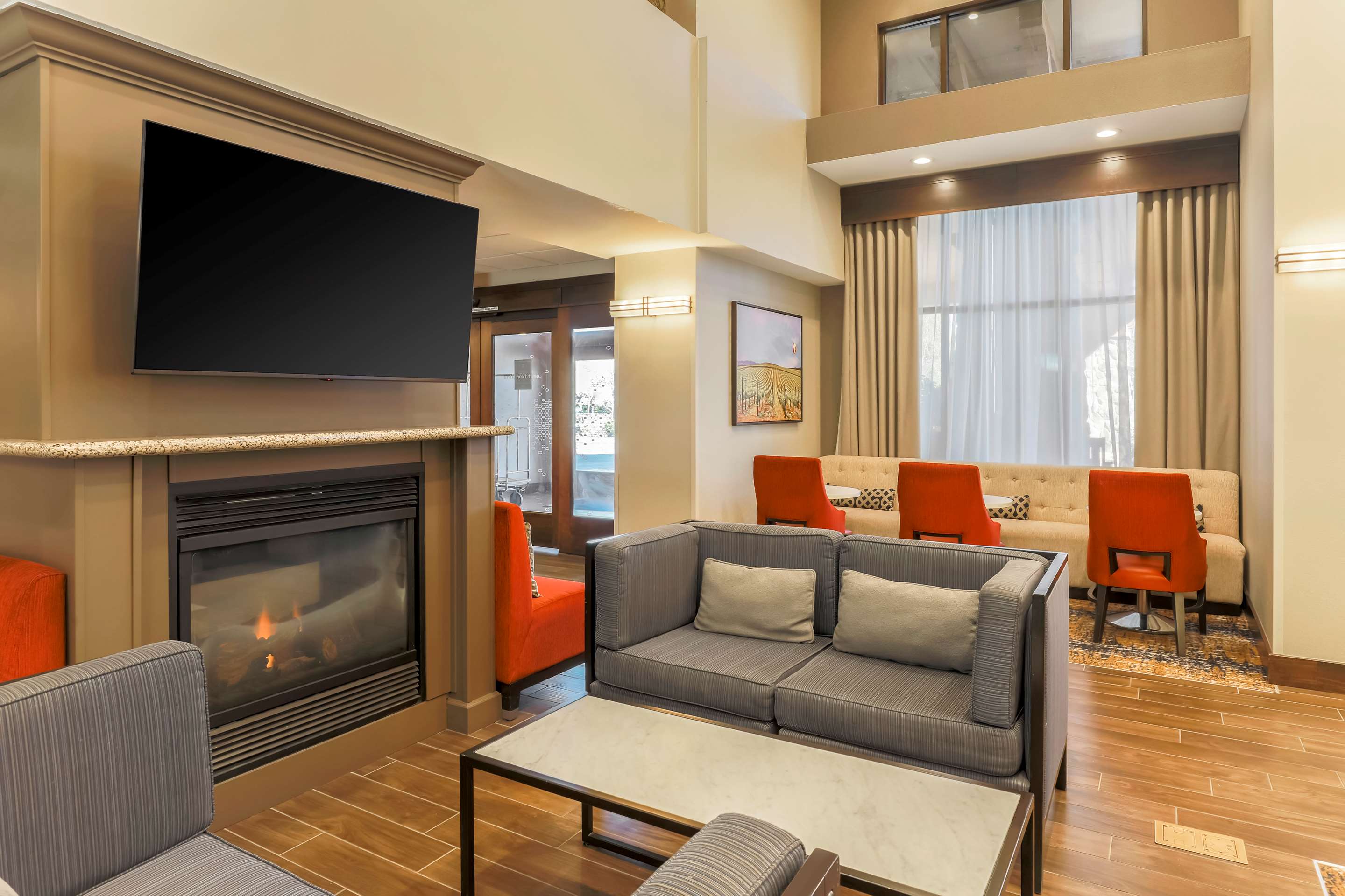 Lobby | Hampton Inn & Suites Windsor - Sonoma Wine Country
