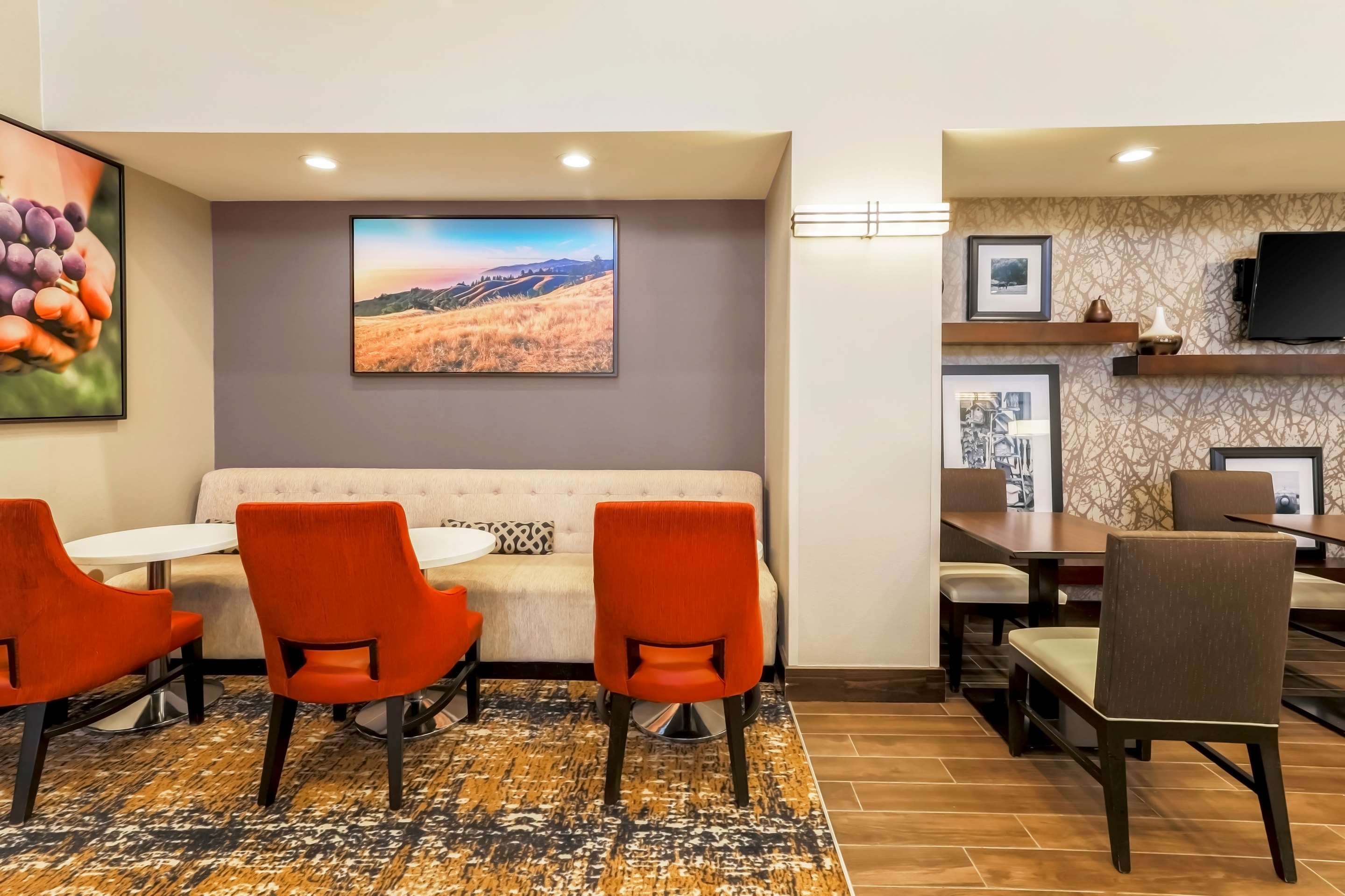 Lobby | Hampton Inn & Suites Windsor - Sonoma Wine Country