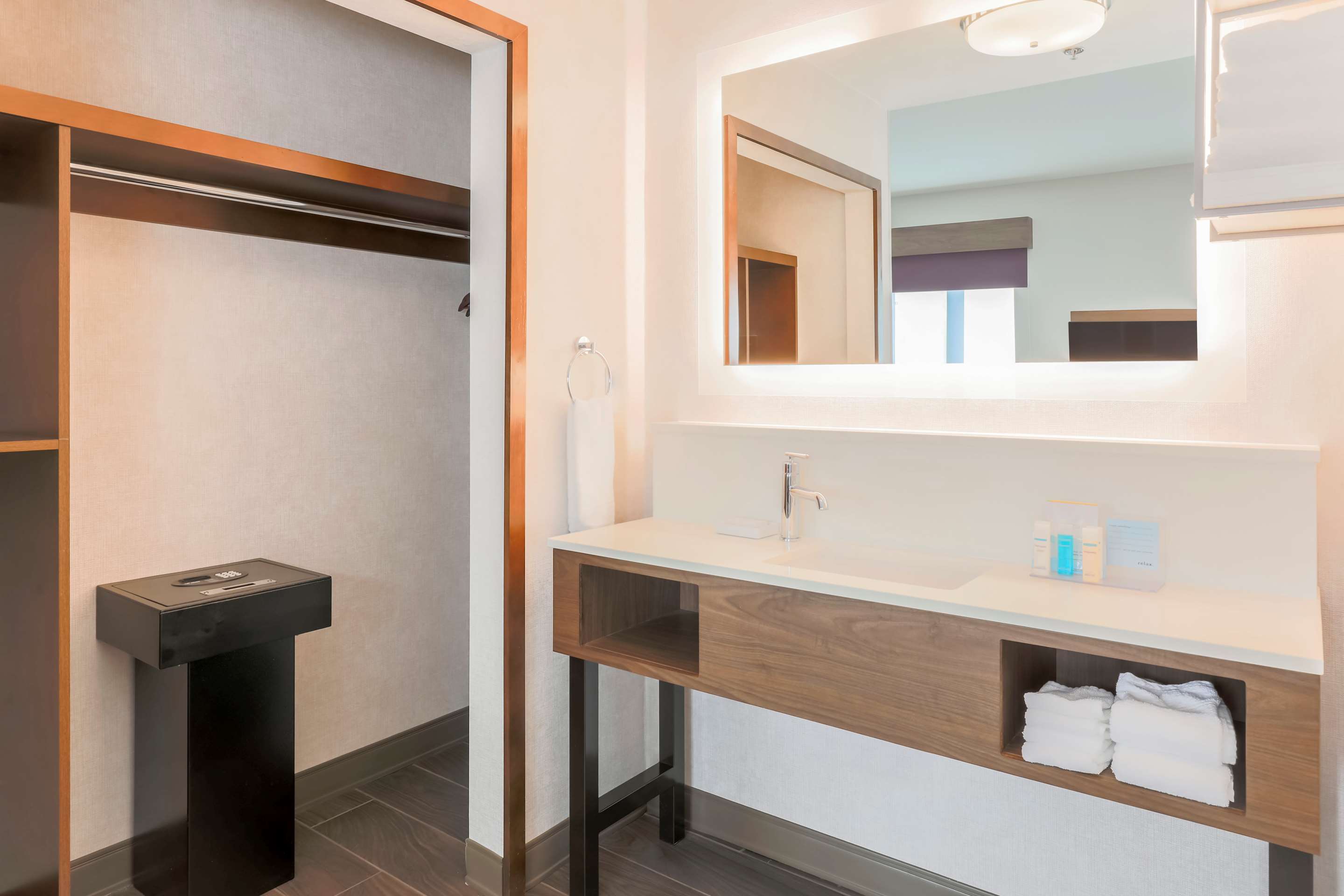 Guest room bath