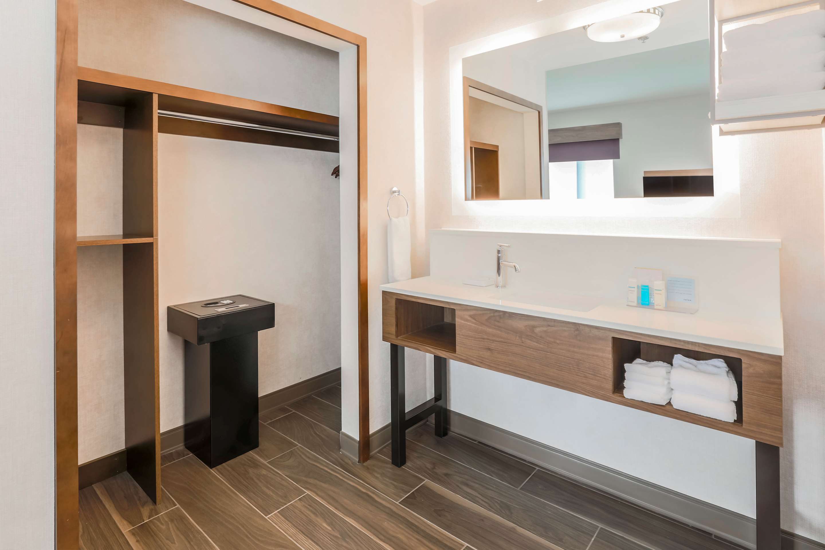 Guest room bath