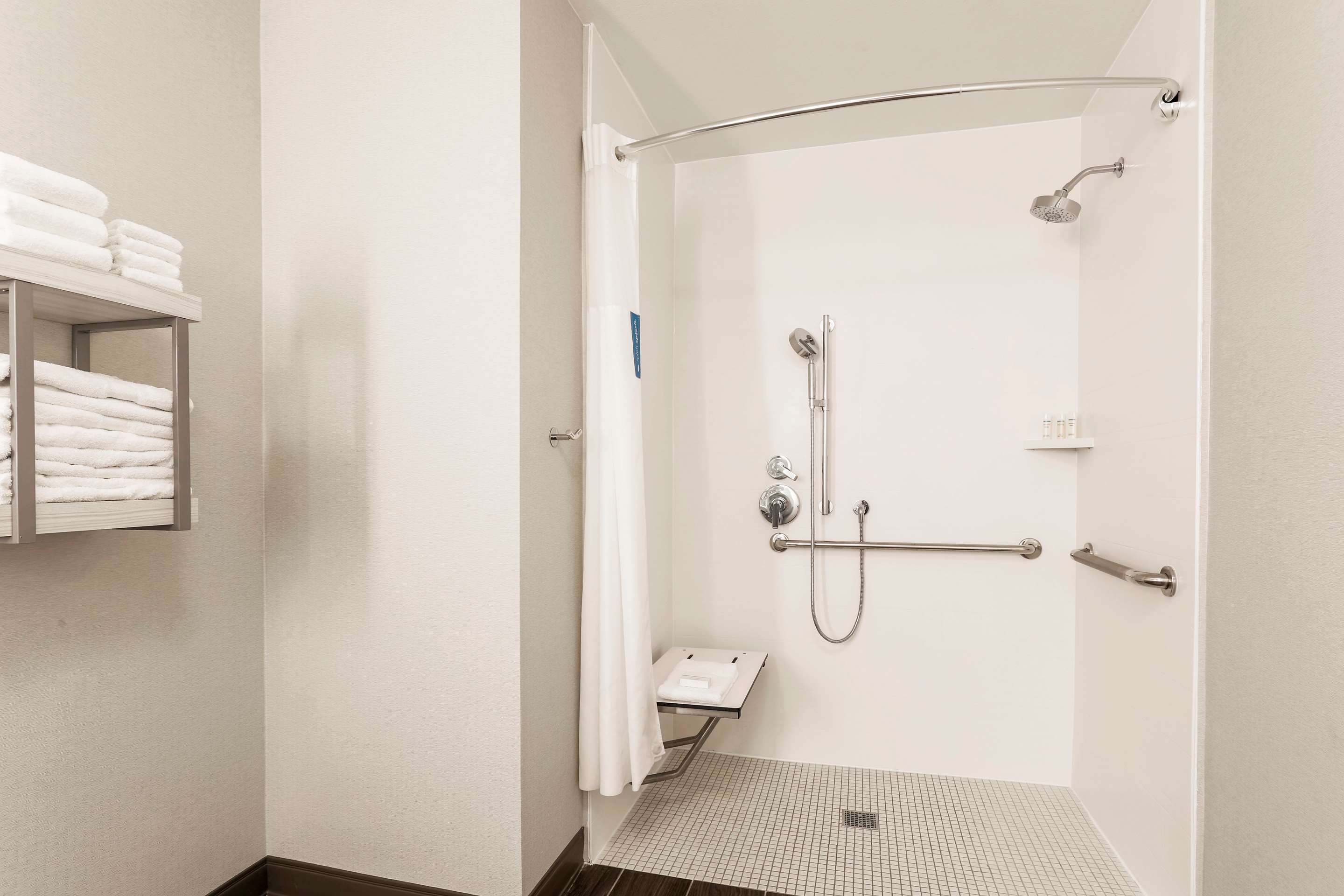 Guest room bath