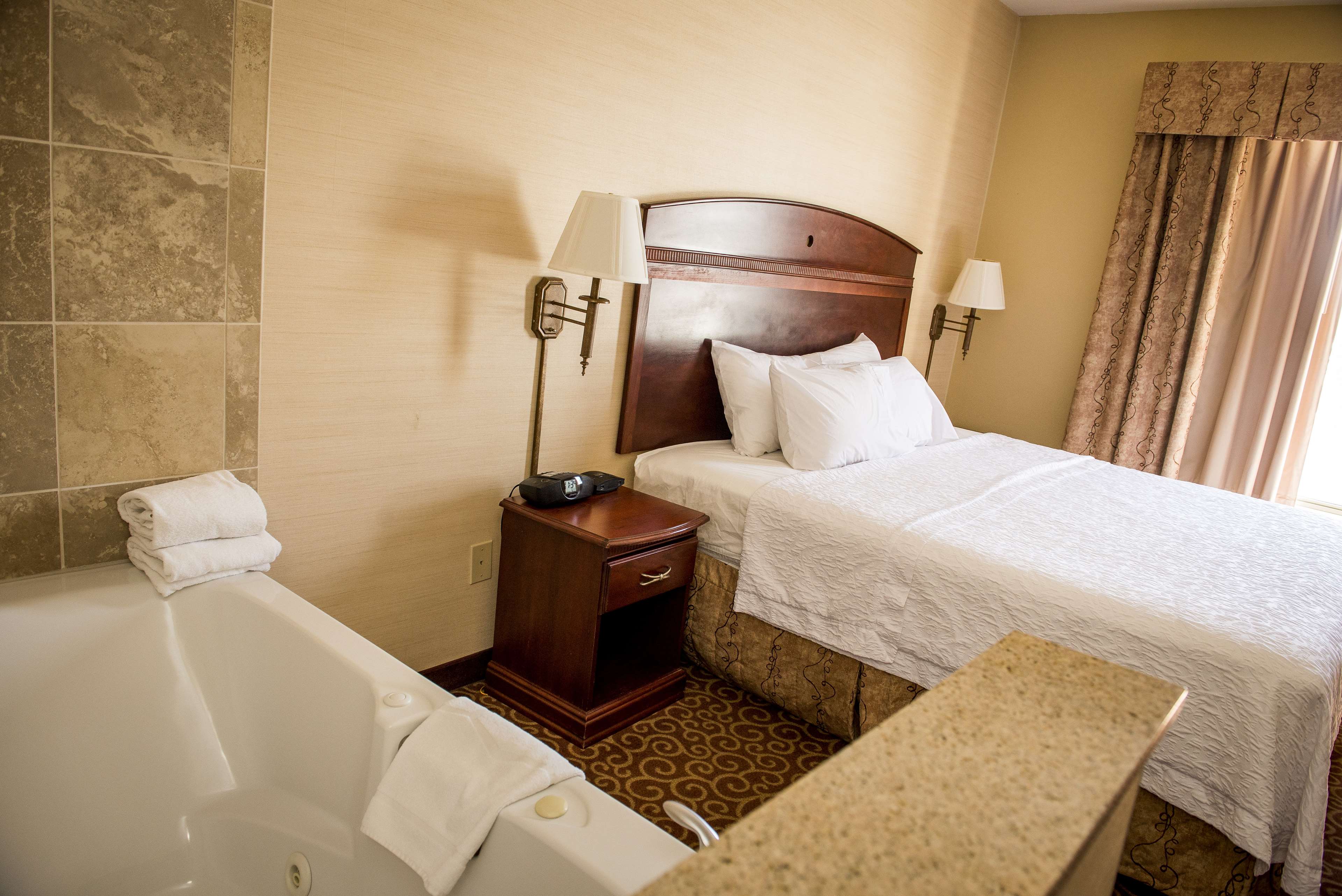 Hampton Inn Plover/Stevens Point Room Type - 1 KING W  WHIRLPOOL