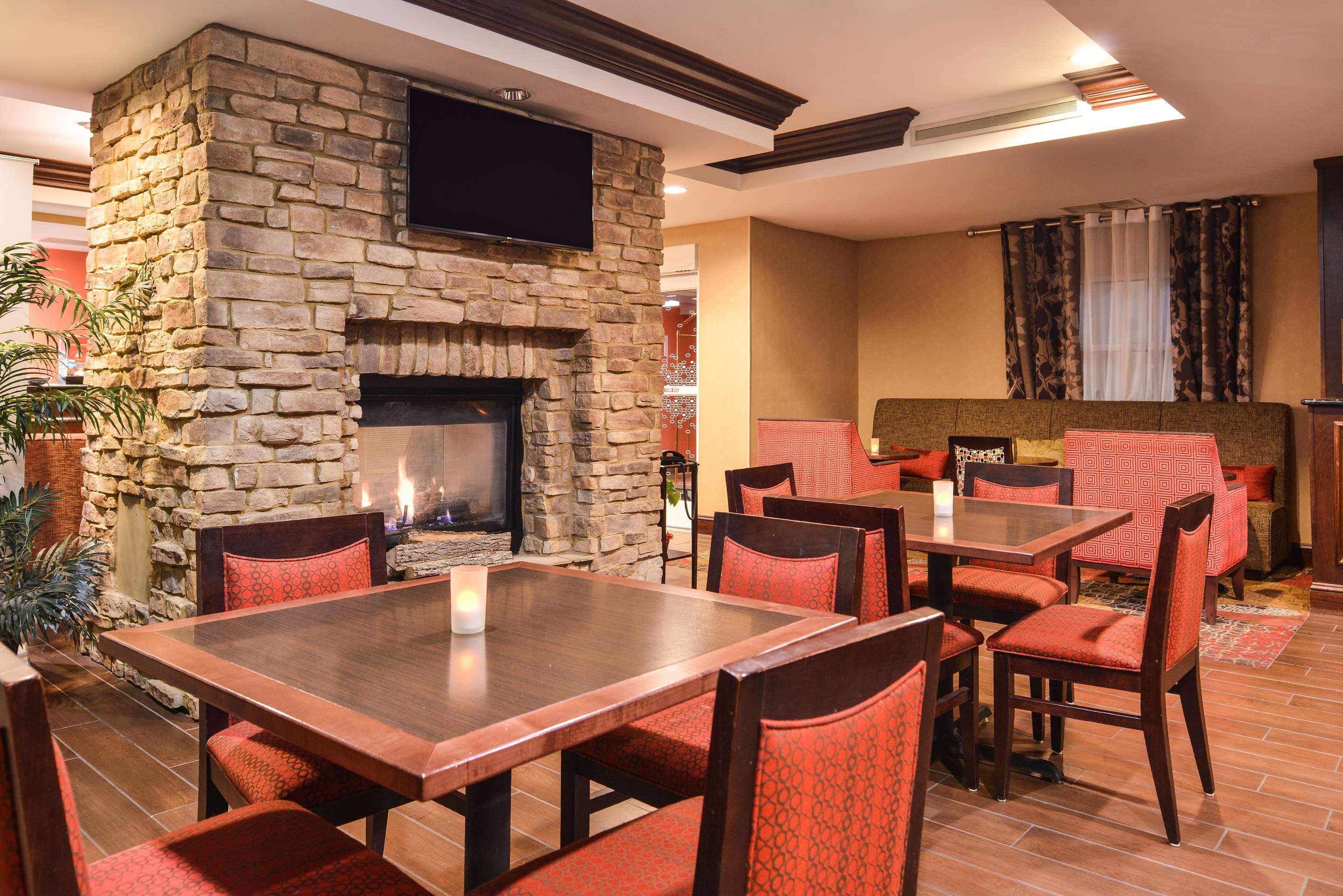 Lobby | Hampton Inn Statesville