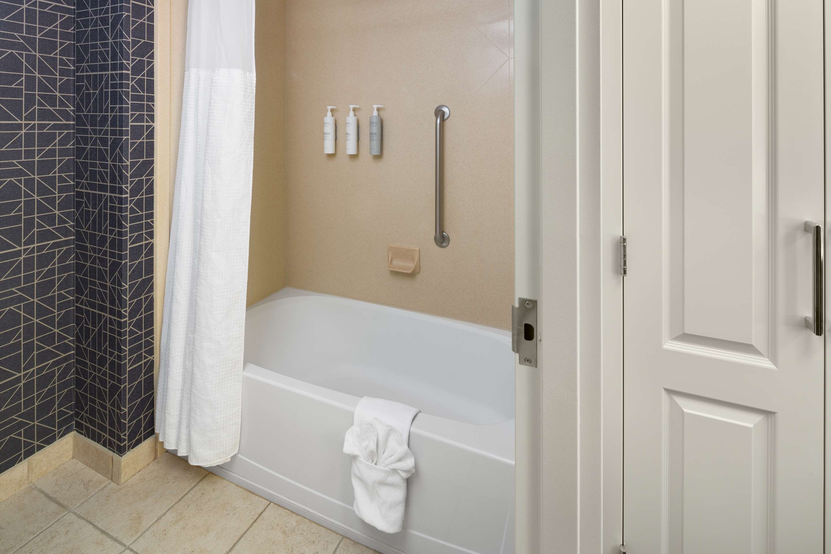 Guest room bath