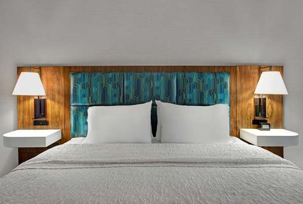  - Hampton Inn & Suites Syracuse - I-690, Exit 16S