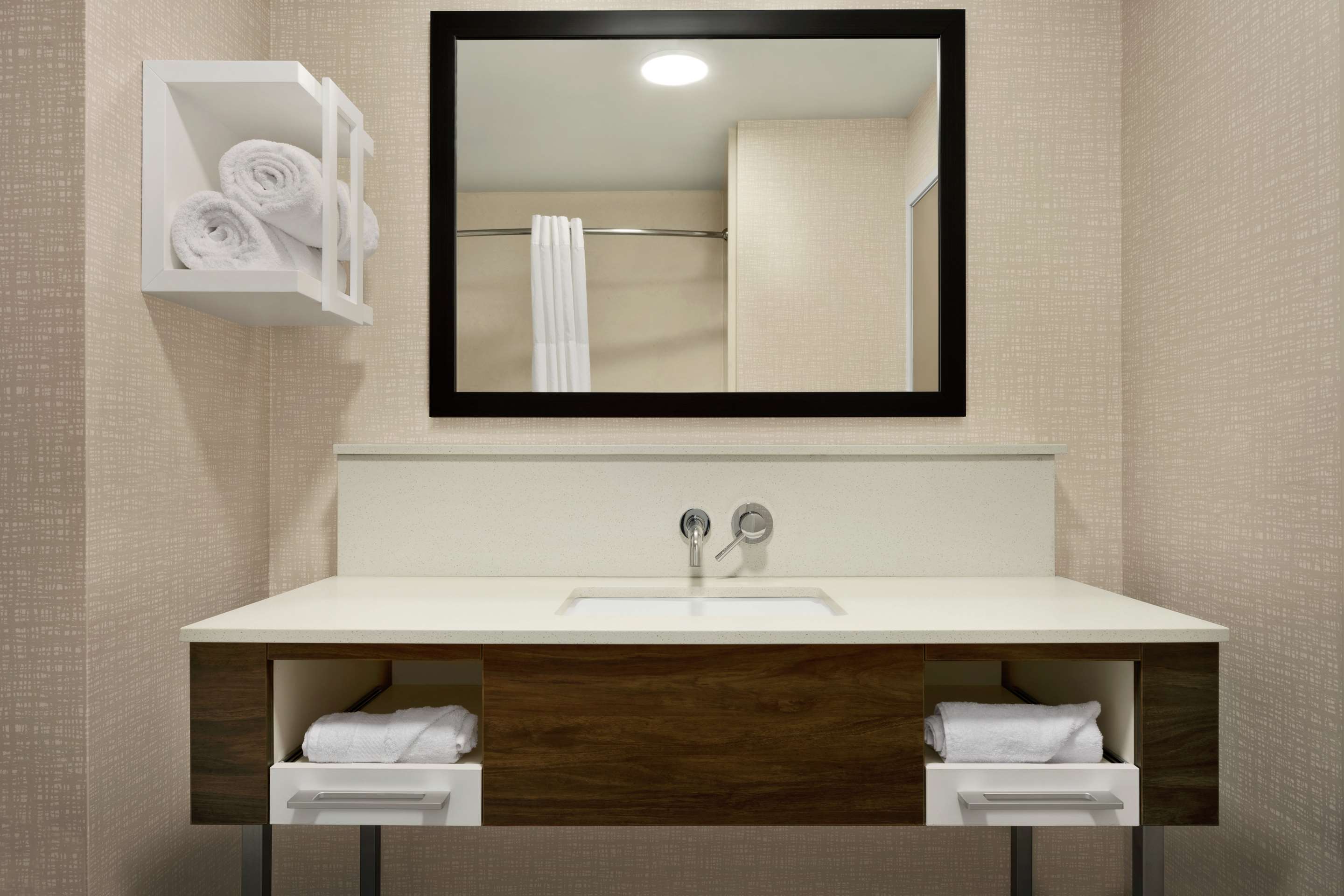 Guest room bath