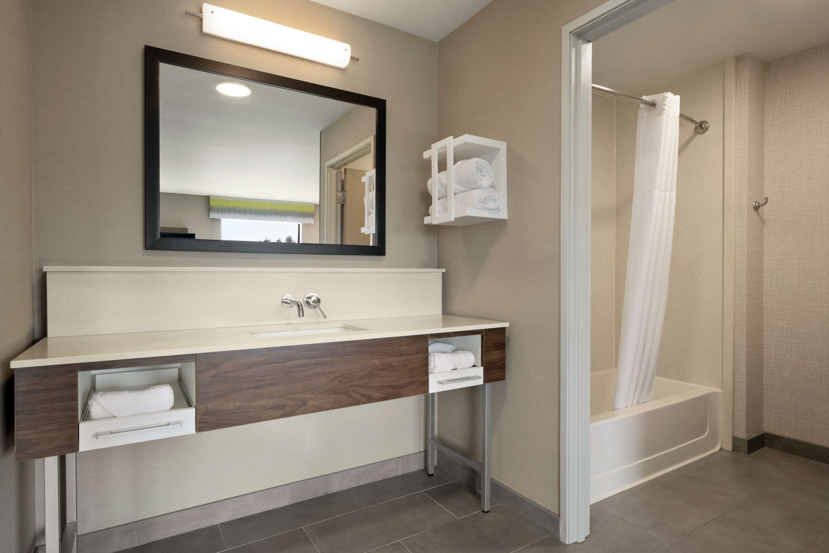 Guest room bath