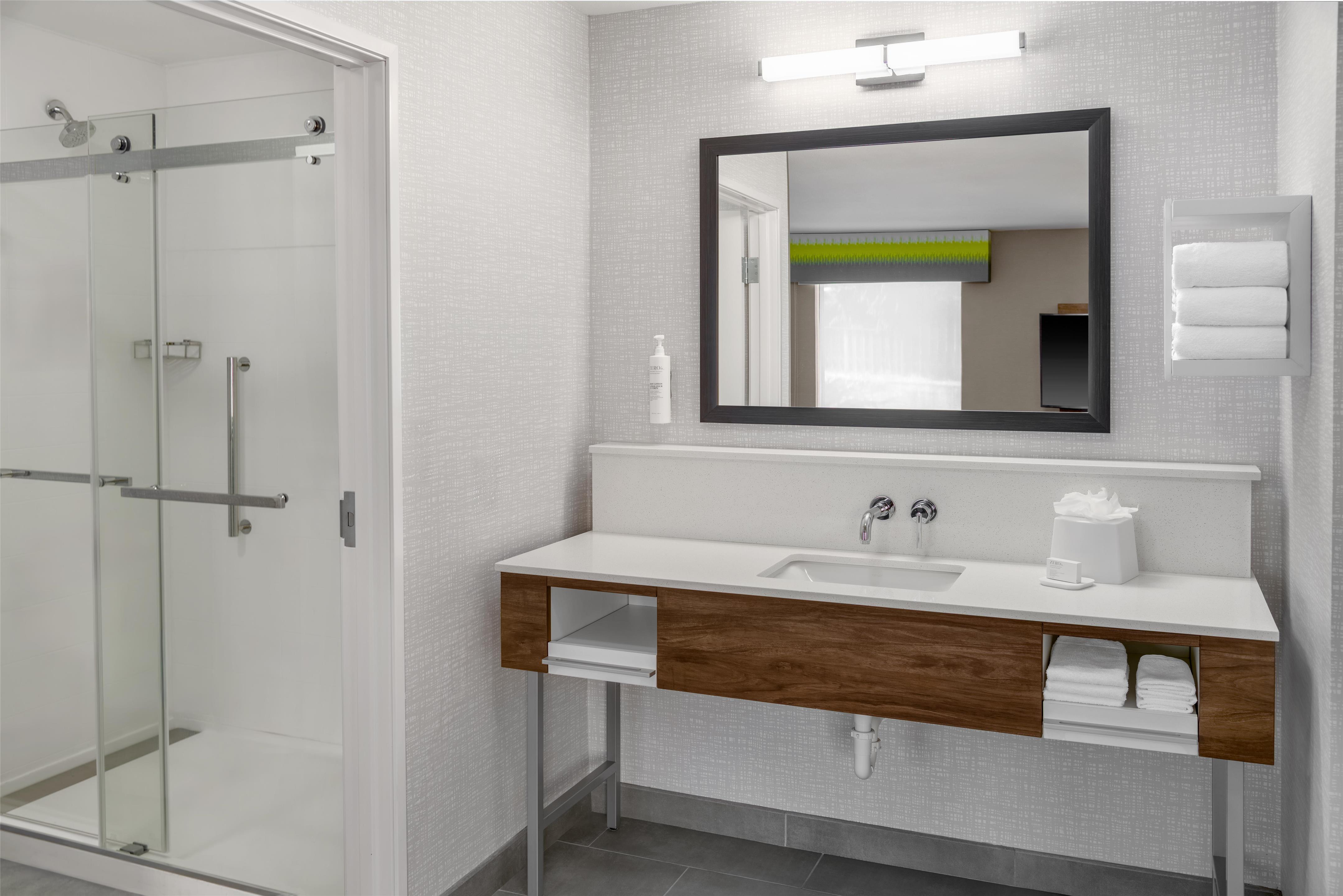 Guest room bath