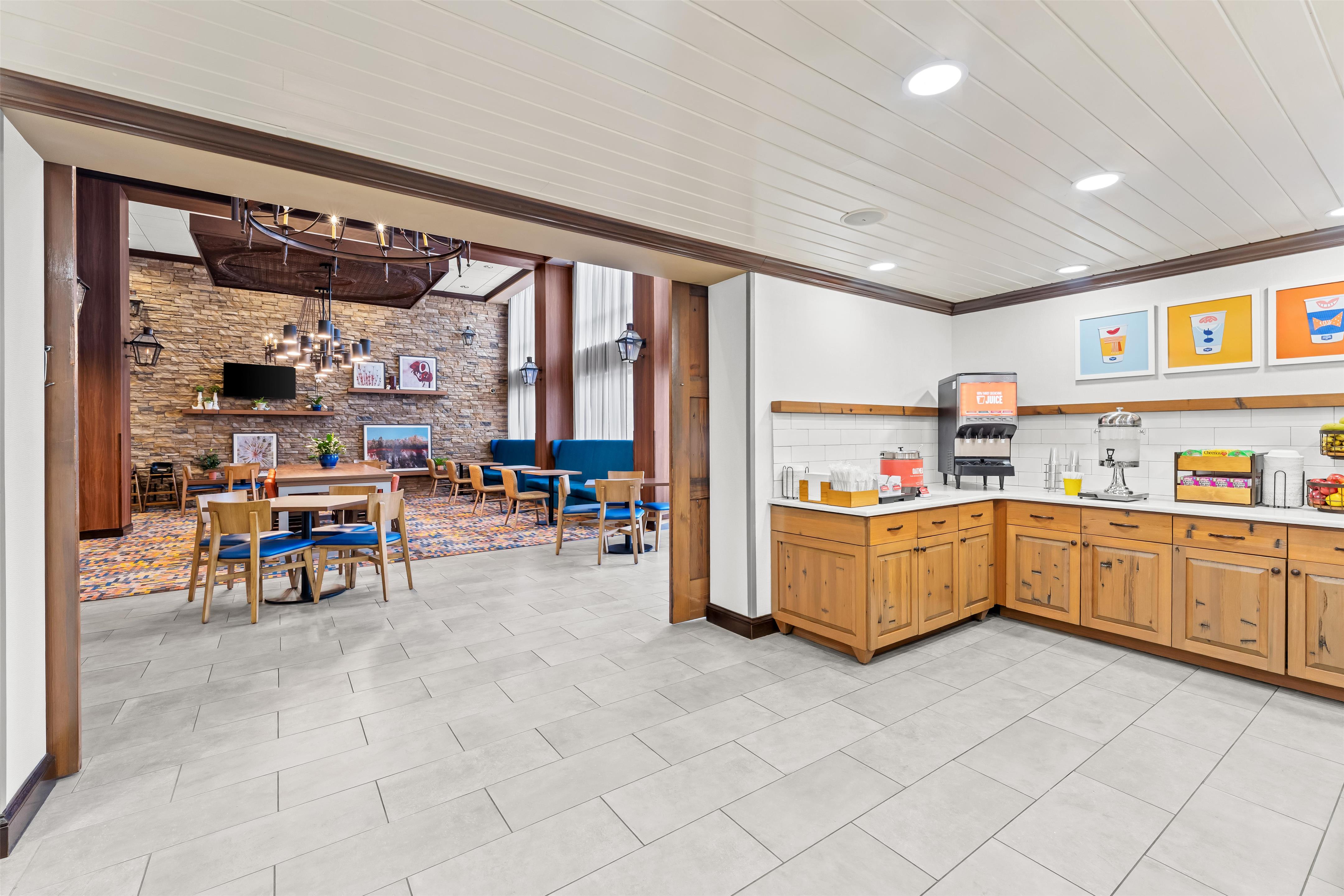 Breakfast Area | Hampton Inn & Suites Tifton