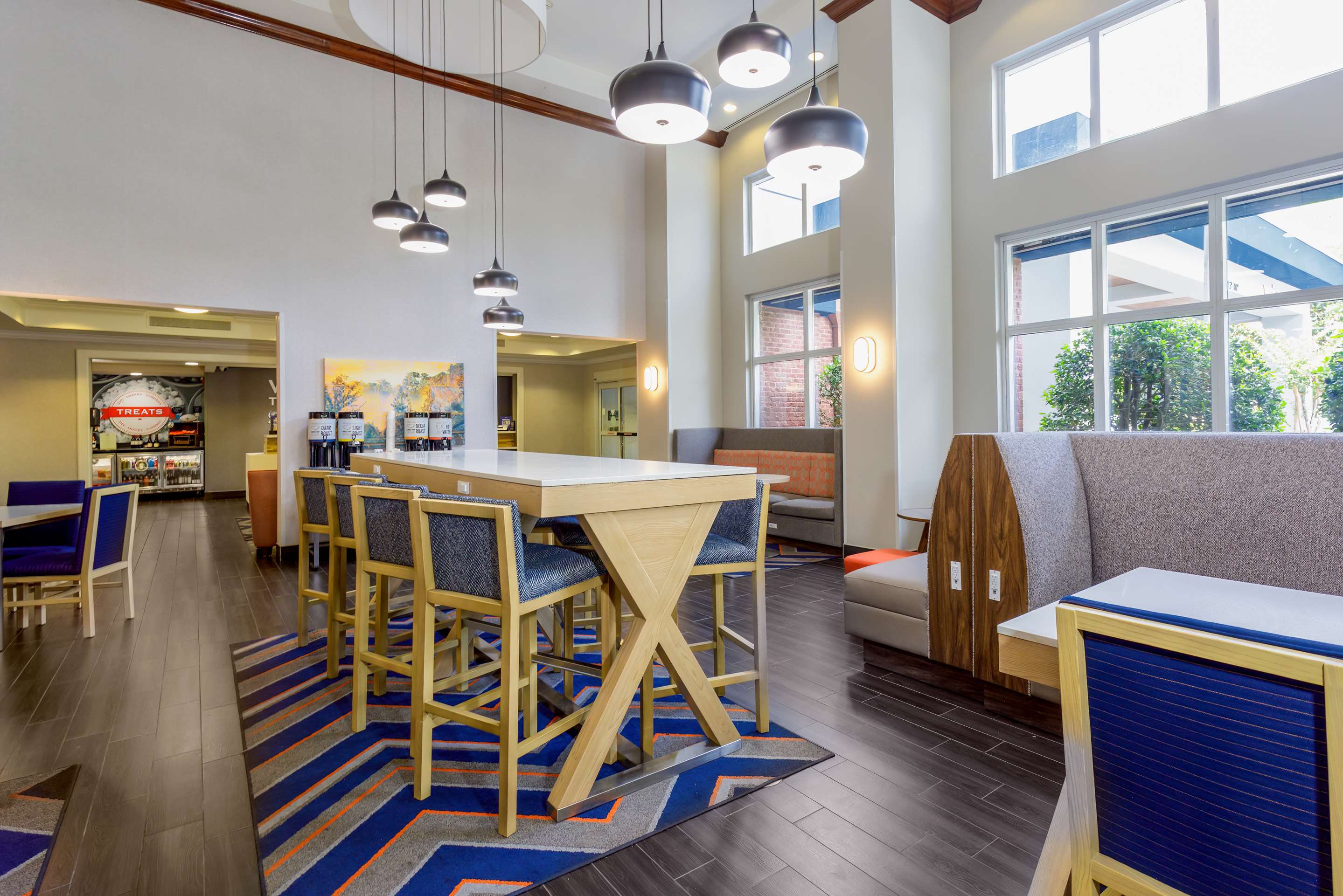 Breakfast Area | Hampton Inn & Suites Tallahassee I-10/Thomasville Road, FL