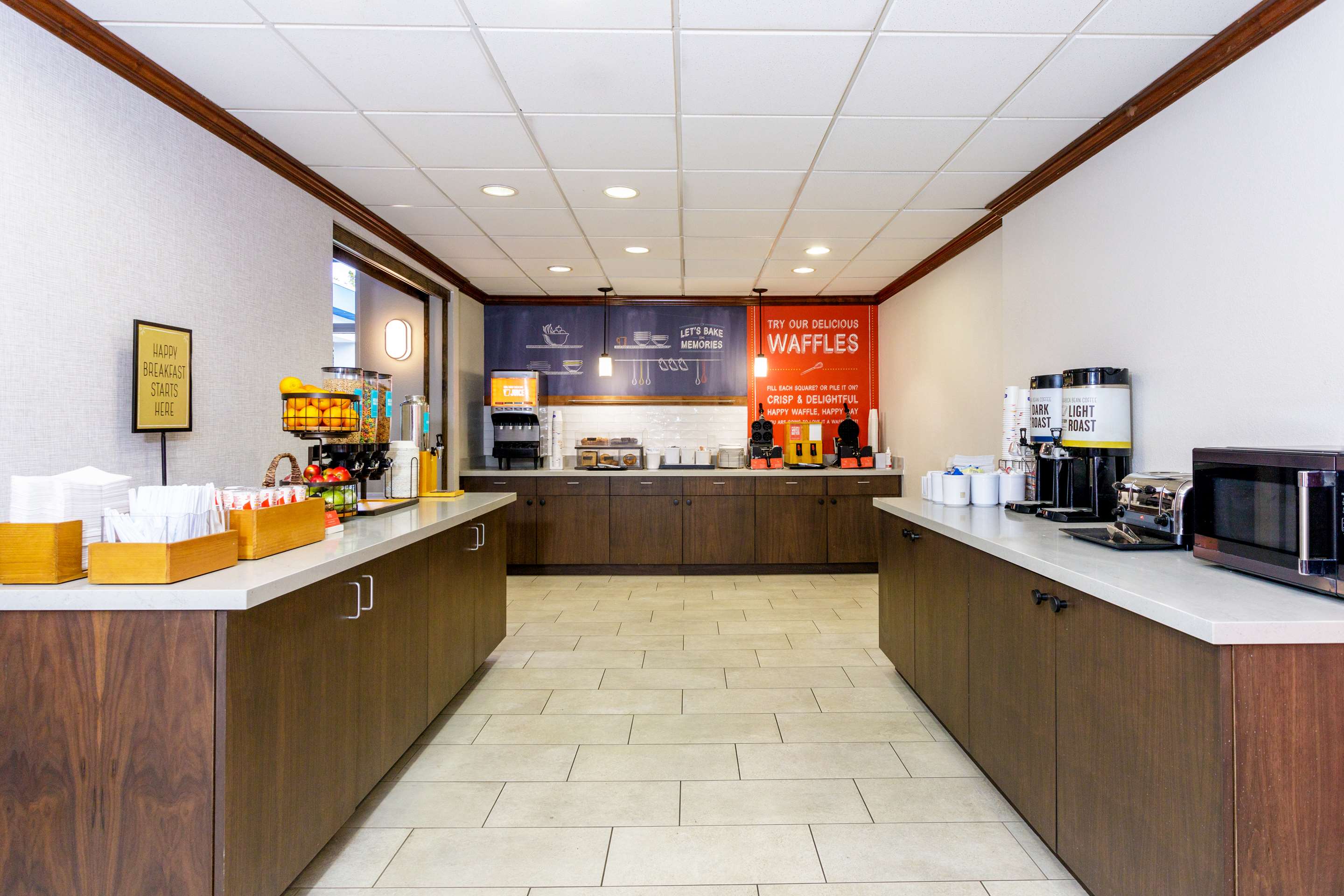 Breakfast Area | Hampton Inn & Suites Tallahassee I-10/Thomasville Road, FL
