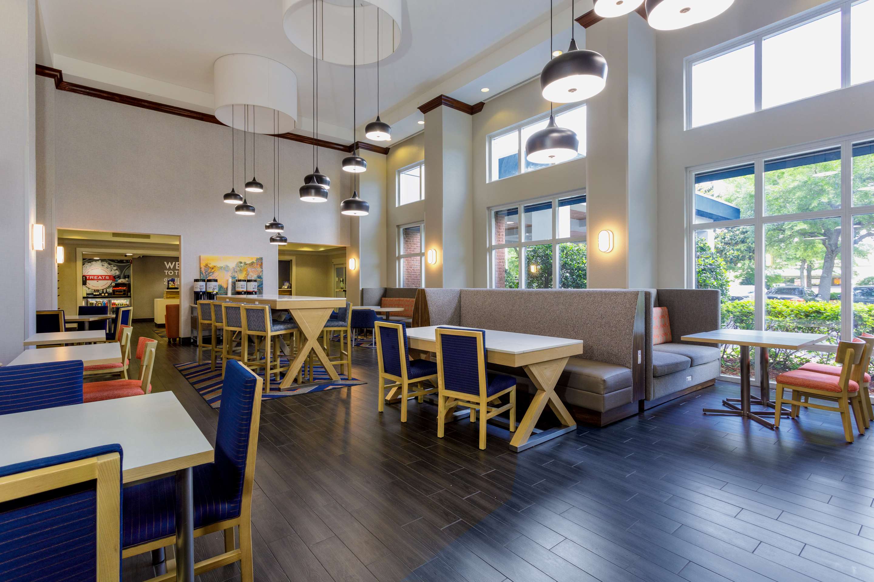 Breakfast Area | Hampton Inn & Suites Tallahassee I-10/Thomasville Road, FL