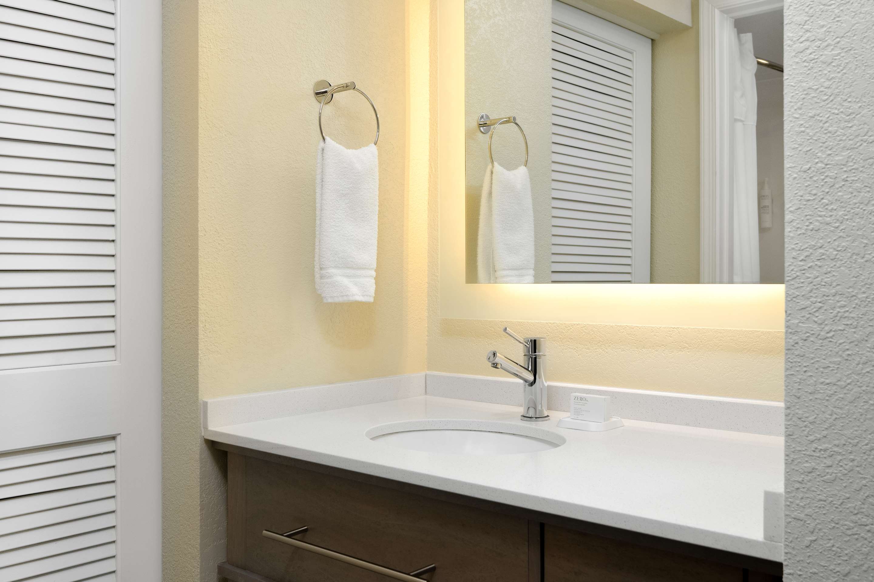 Guest room bath