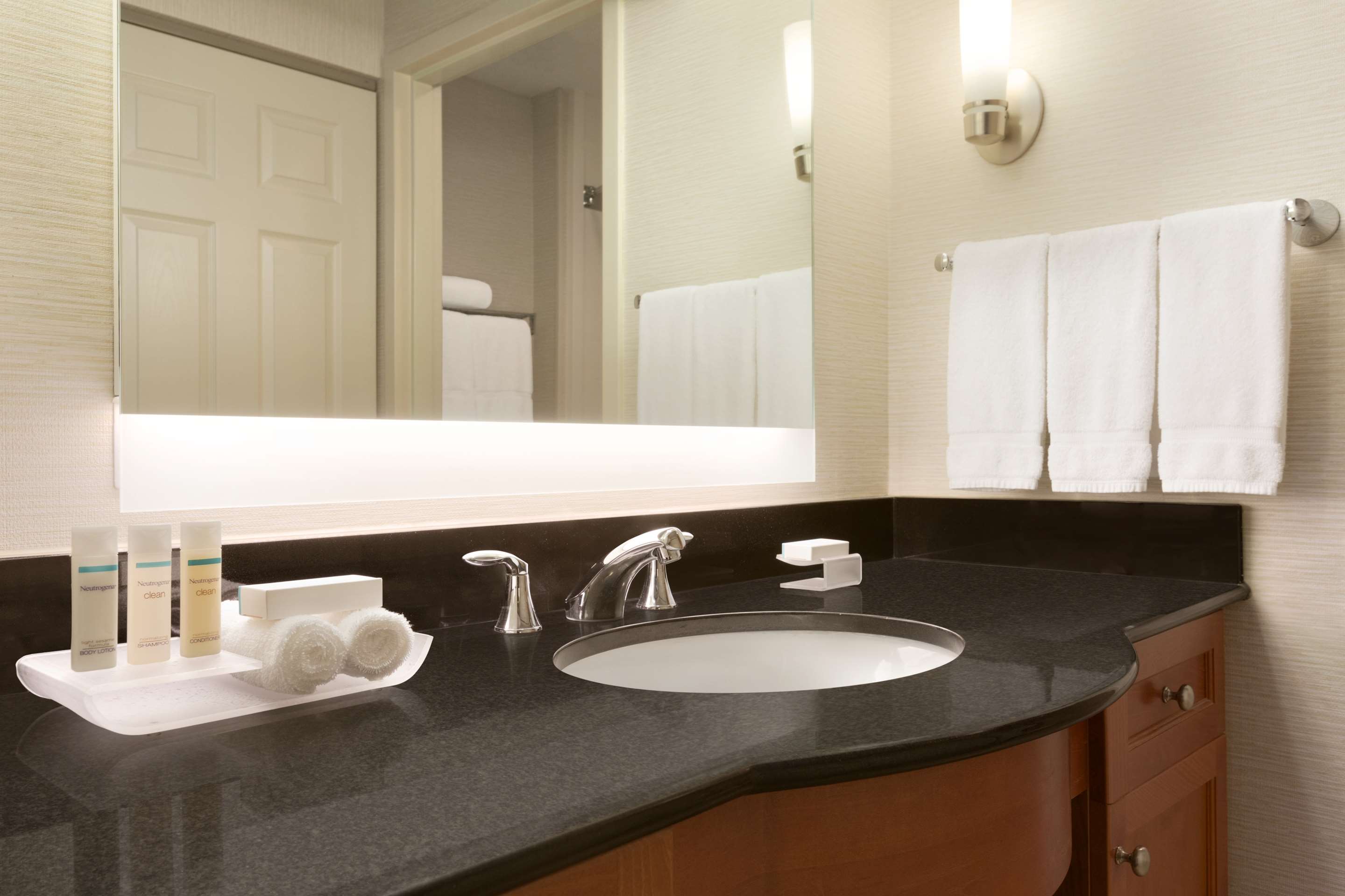 Guest room bath