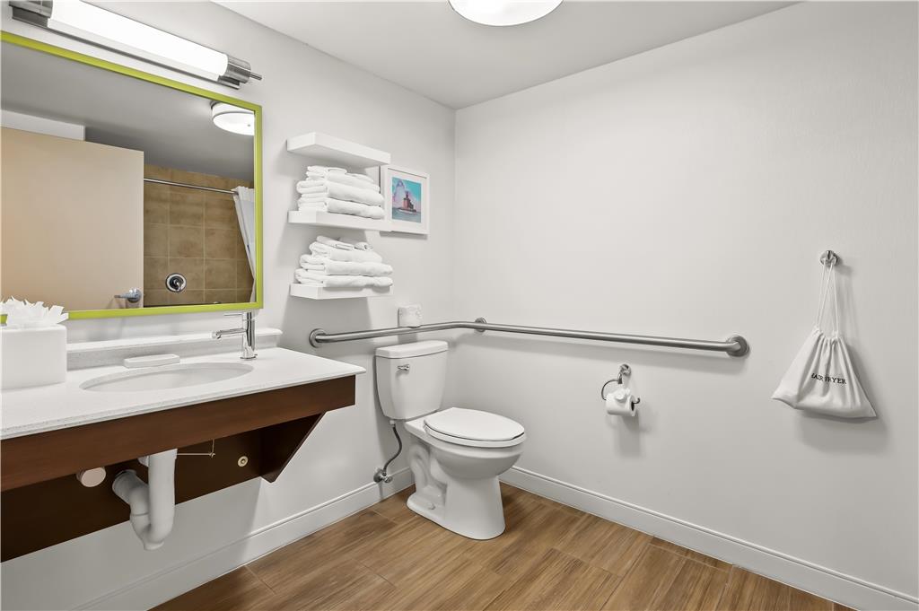 Hampton Inn Toledo South/Maumee-guestroom-Guest Room,Bathroom,On-Site.jpg