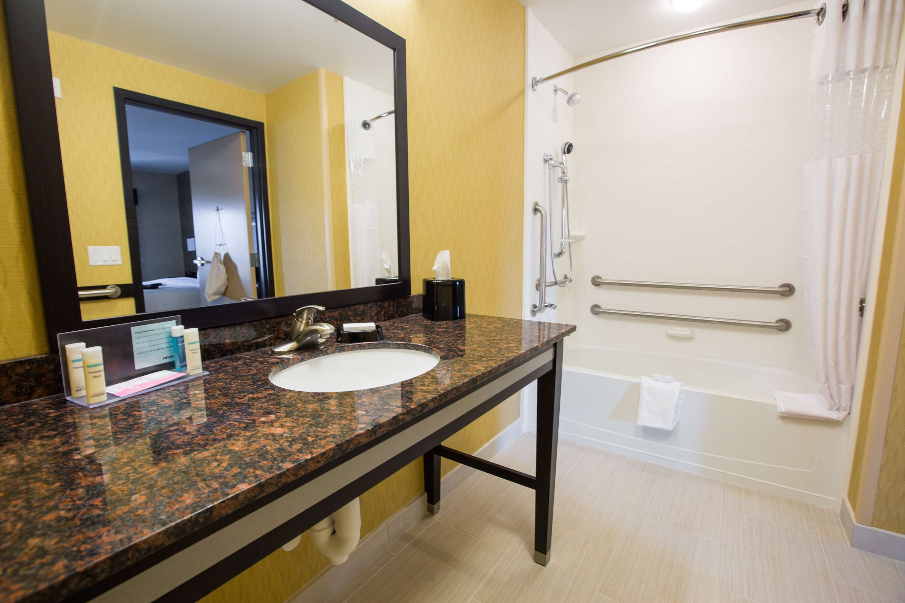Guest room bath
