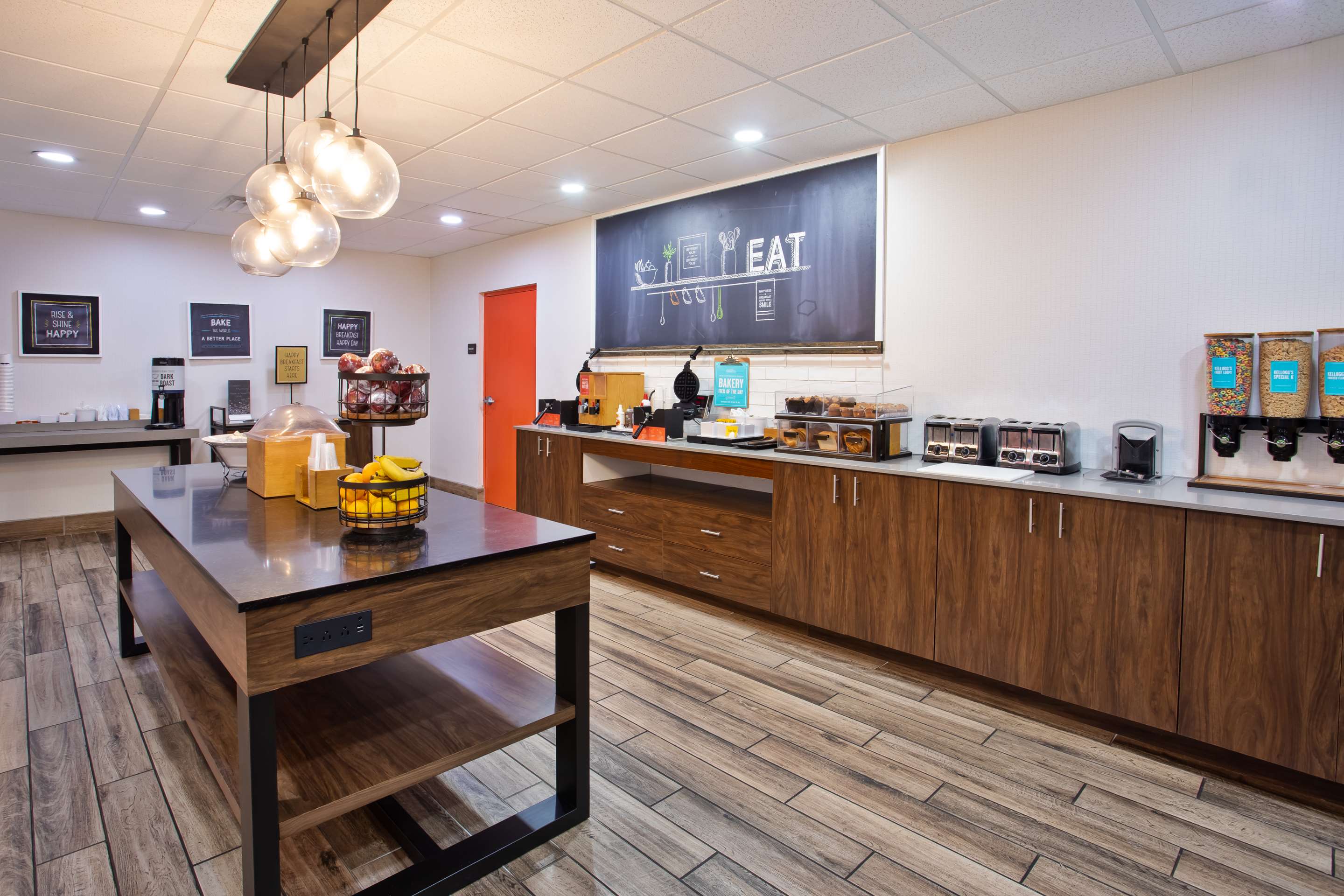 Breakfast Area | Hampton Inn & Suites Tampa East (Casino Area)