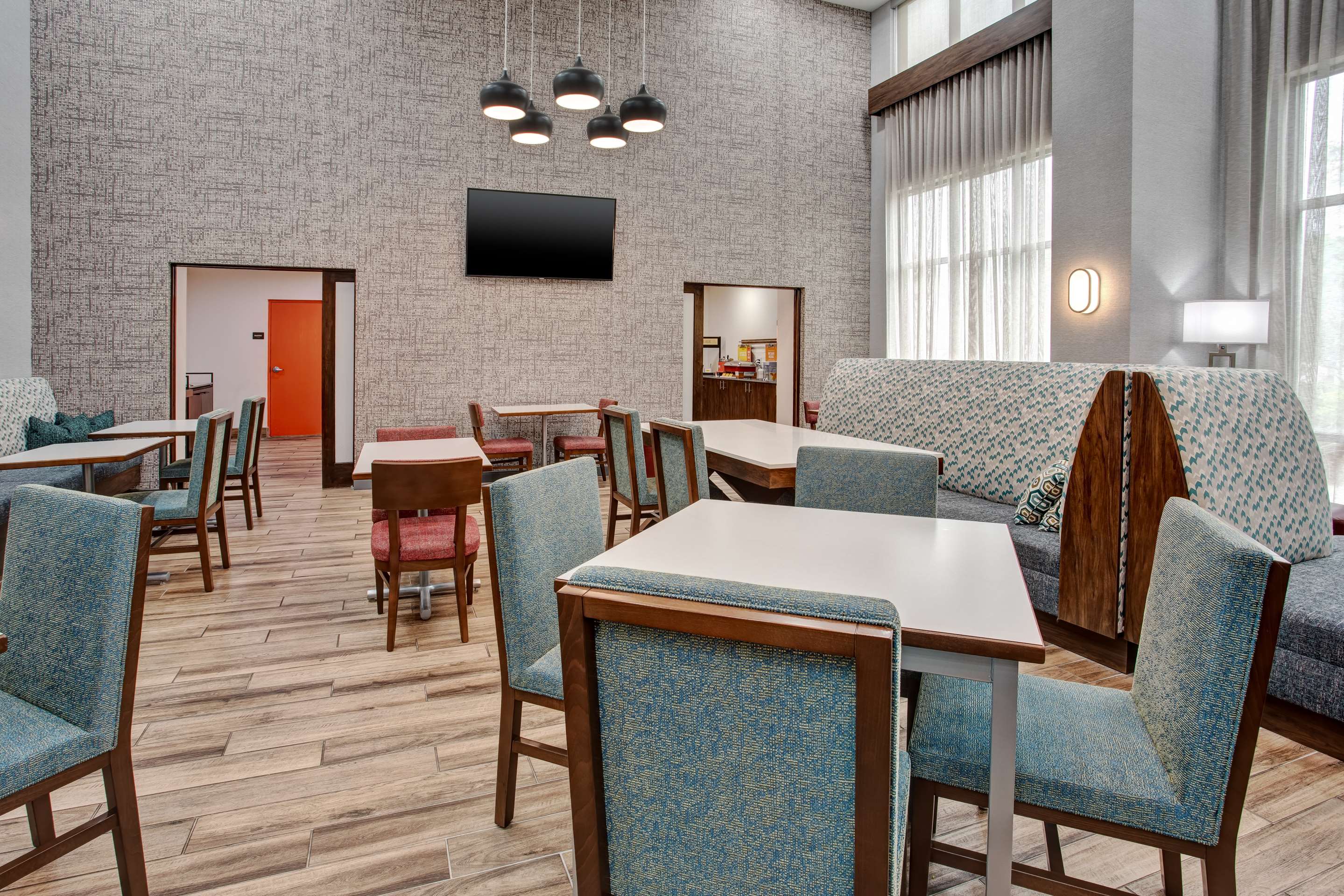 Breakfast Area | Hampton Inn & Suites Tampa East (Casino Area)