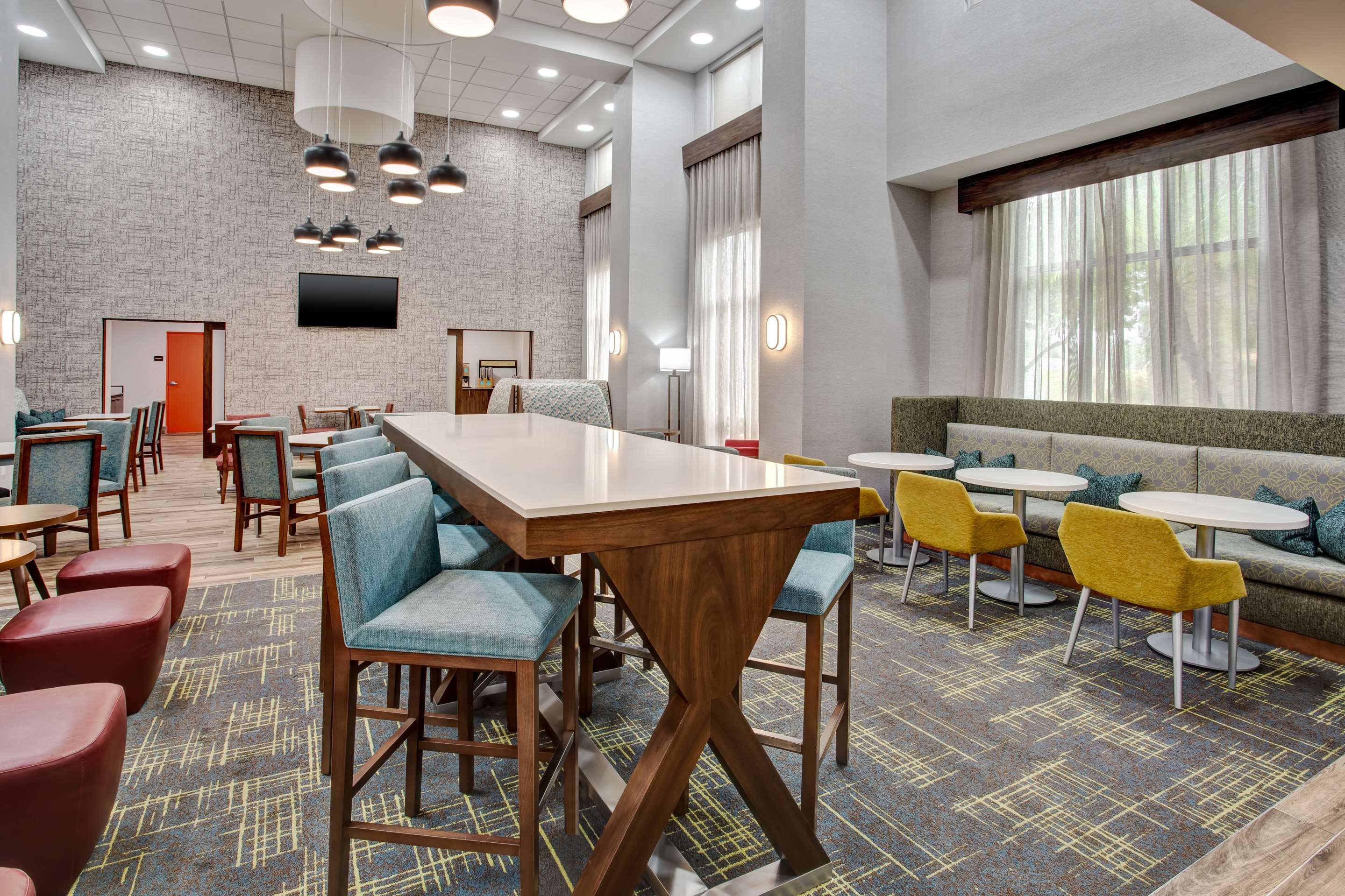 Breakfast Area | Hampton Inn & Suites Tampa East (Casino Area)