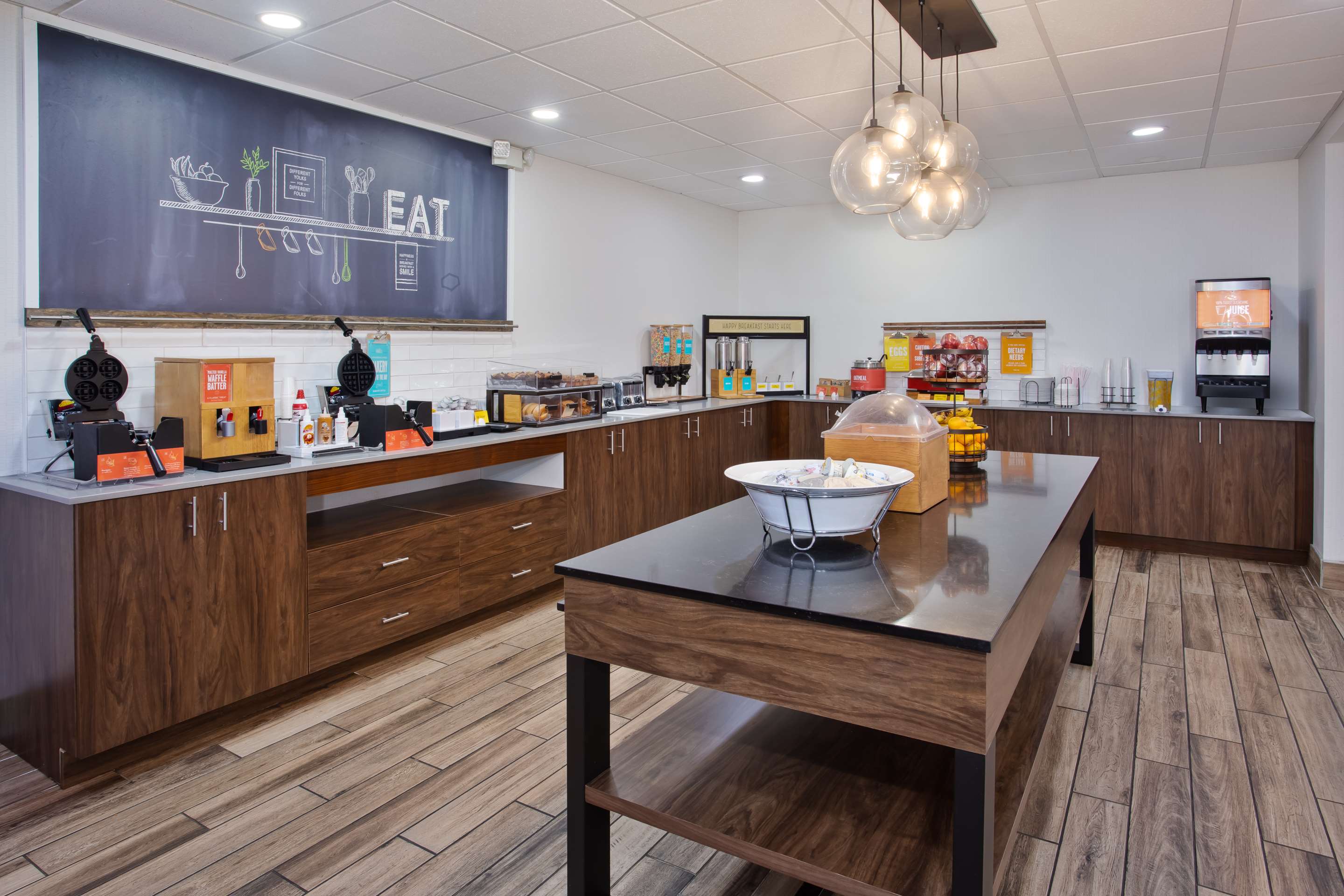 Breakfast Area | Hampton Inn & Suites Tampa East (Casino Area)