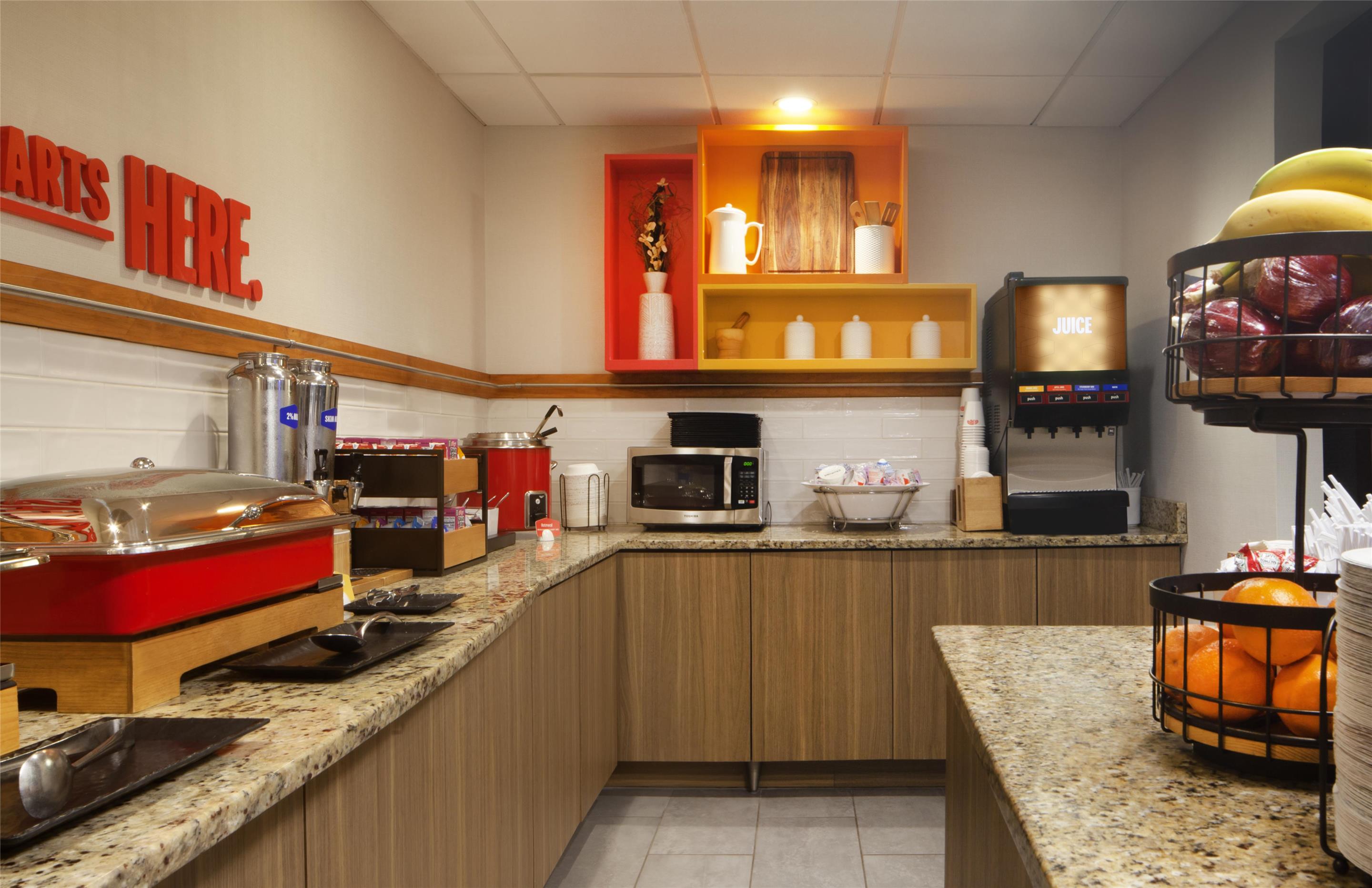 Breakfast Area | Hampton Inn & Suites Tampa-North