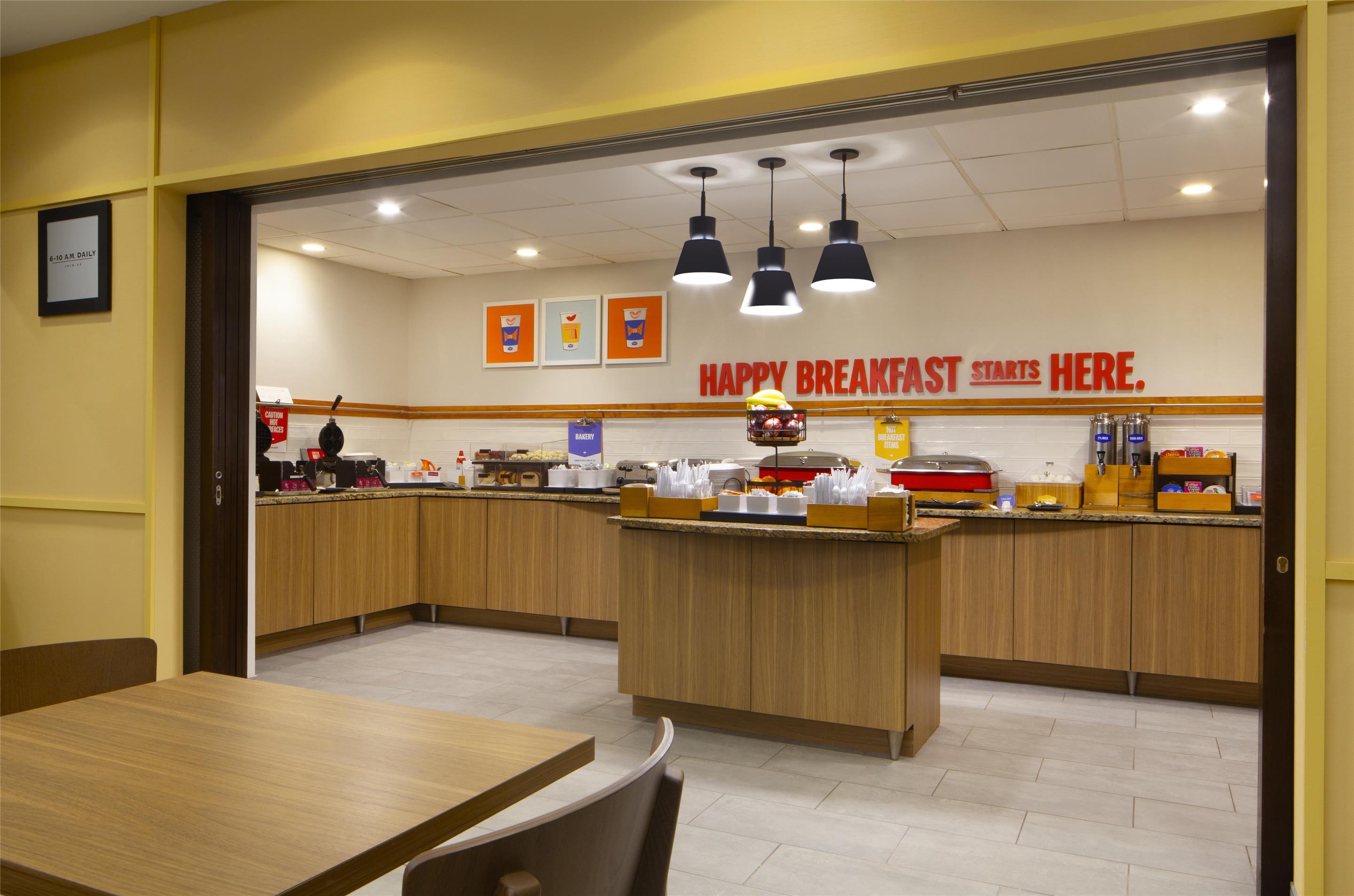 Breakfast Area | Hampton Inn & Suites Tampa-North