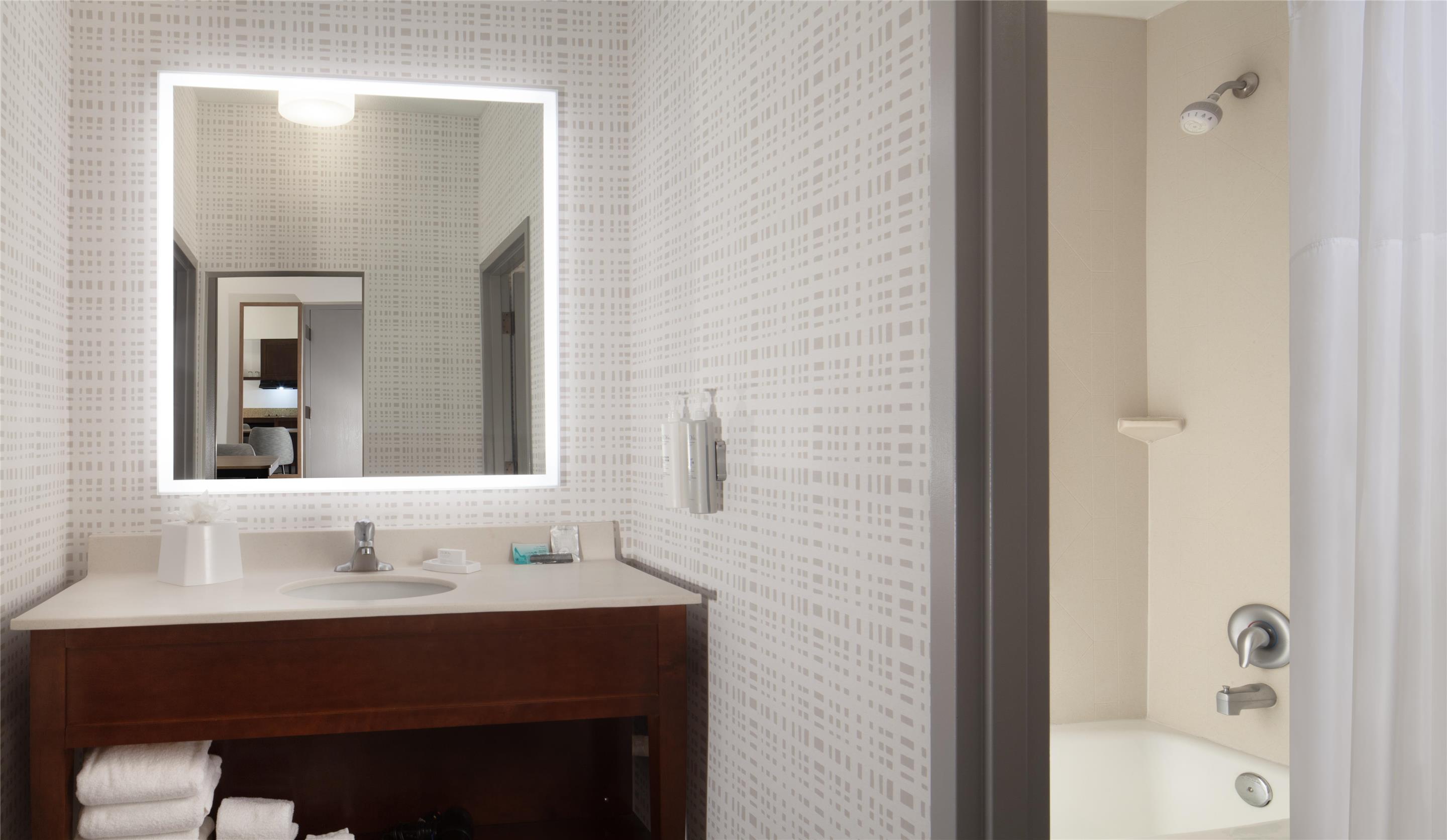 Guest room bath