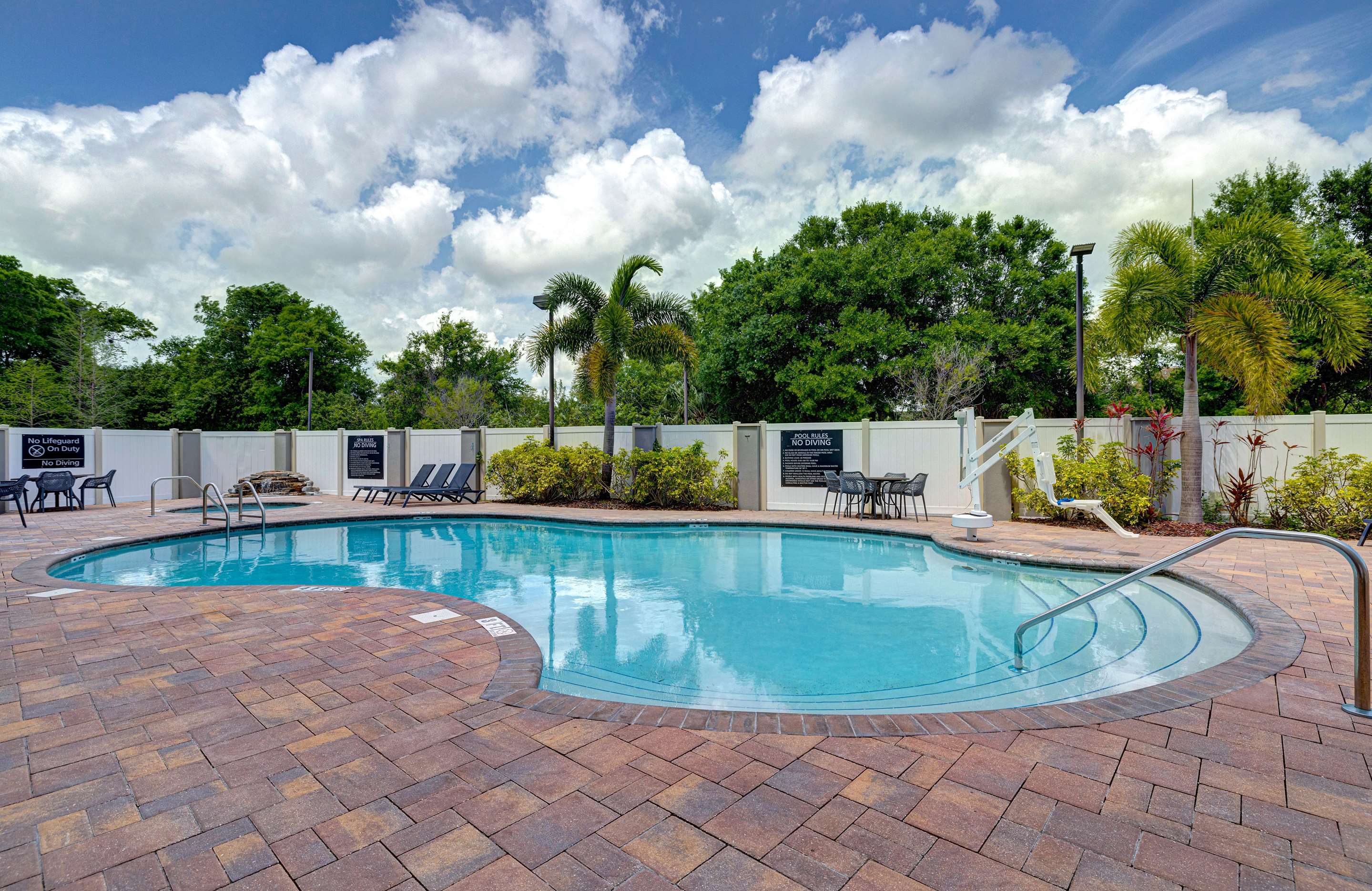 Pool | Hampton Inn & Suites Tampa Northwest/Oldsmar