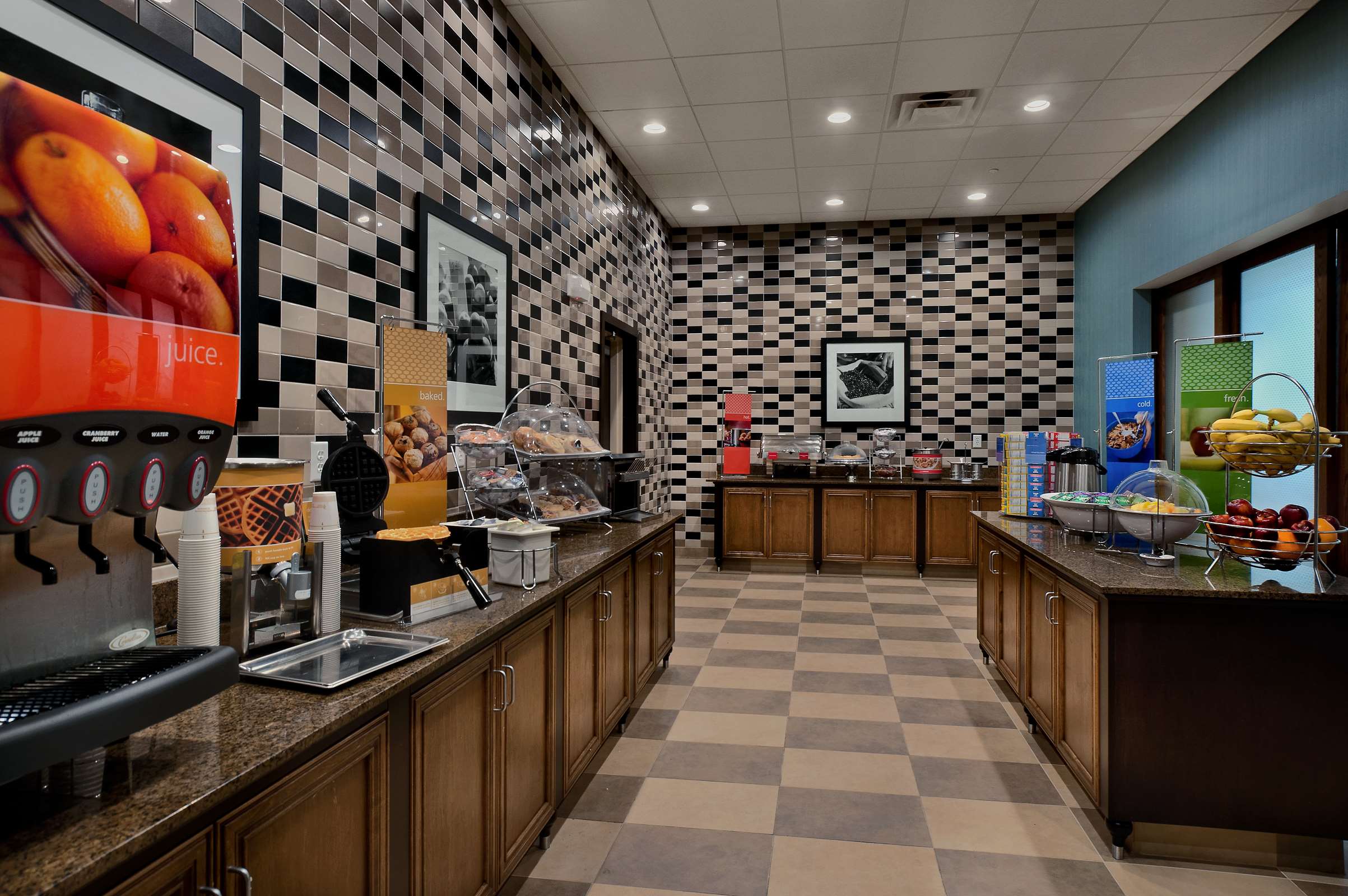 Breakfast Area | Hampton Inn & Suites Tampa Northwest/Oldsmar