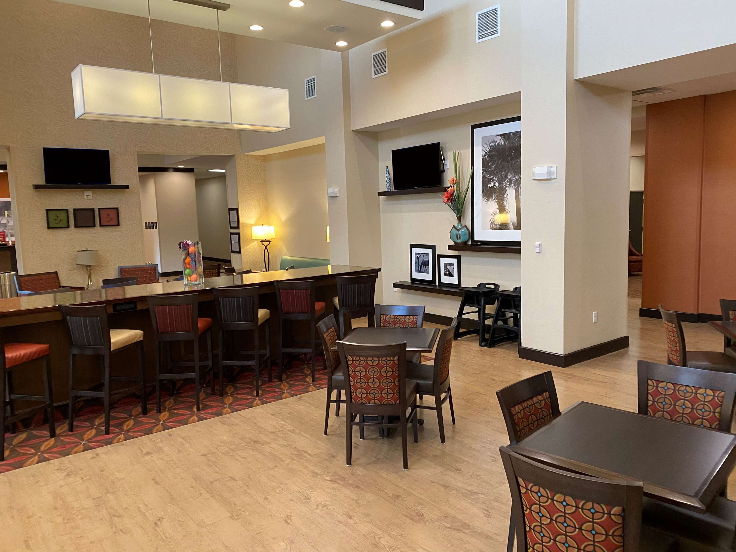 Restaurant | Hampton Inn & Suites Tampa Northwest/Oldsmar
