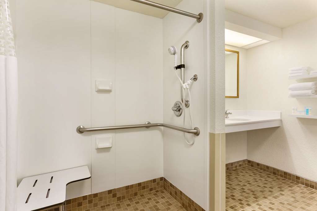 Hampton Inn & Suites by Hilton Tarpon Springs - Tap to explore photos