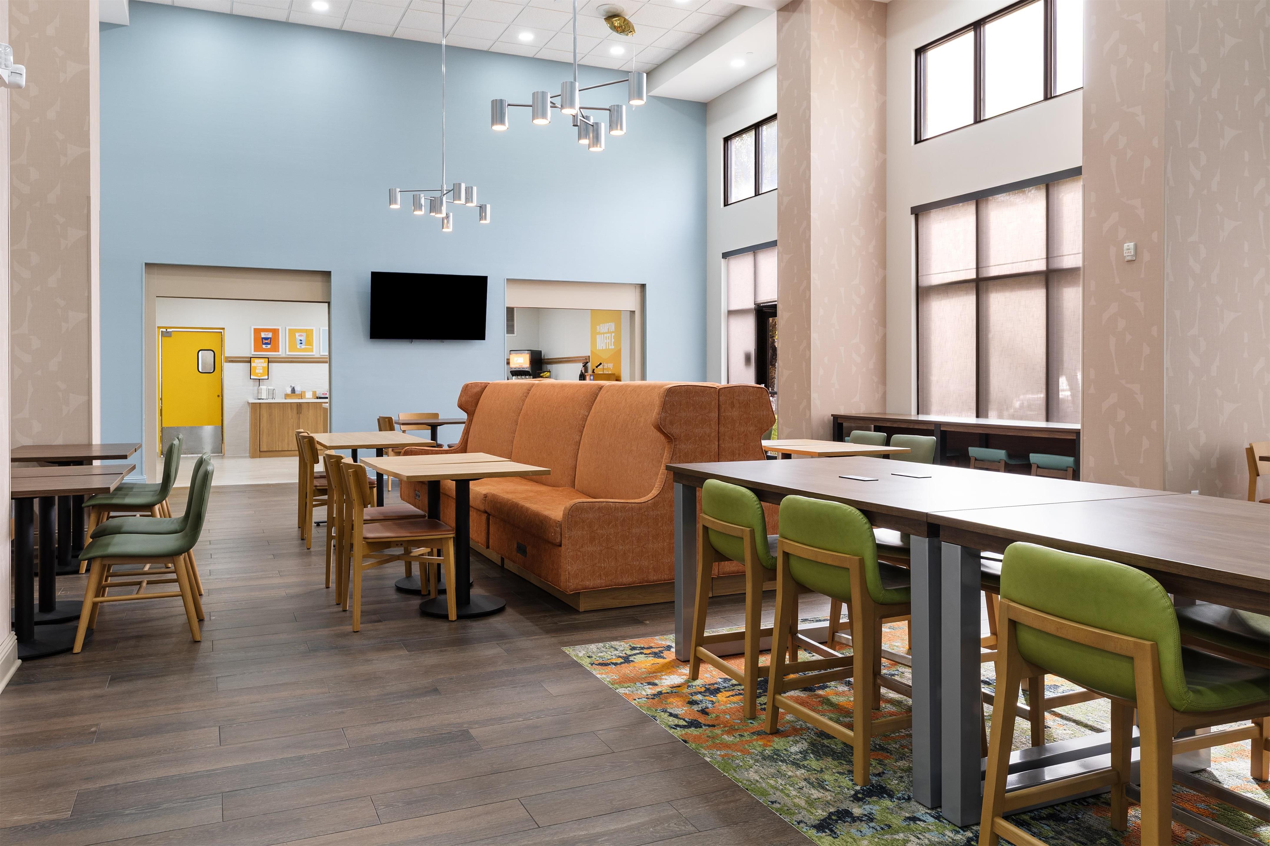 Breakfast Area | Hampton Inn & Suites Tampa-Wesley Chapel