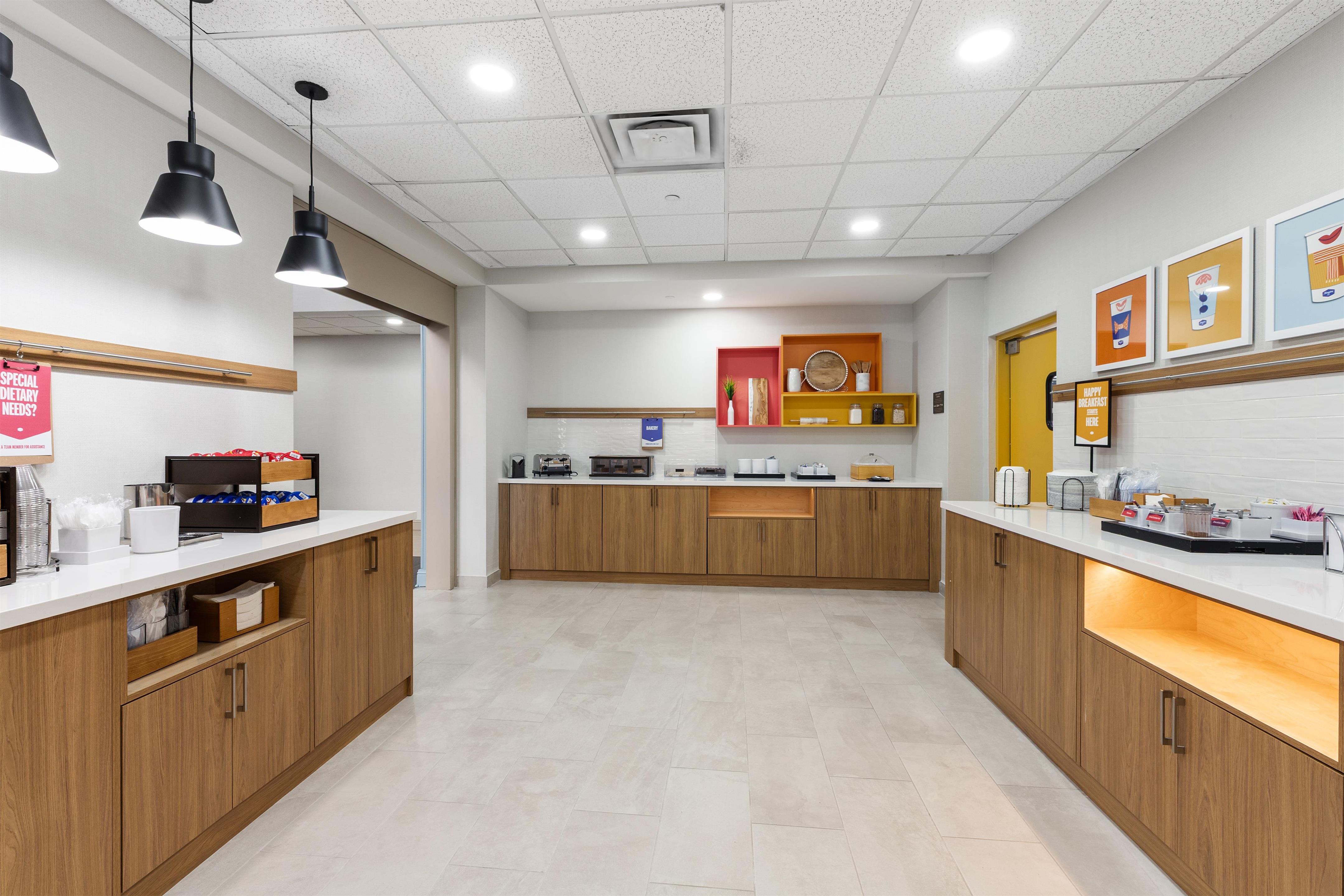 Breakfast Area | Hampton Inn & Suites Tampa-Wesley Chapel