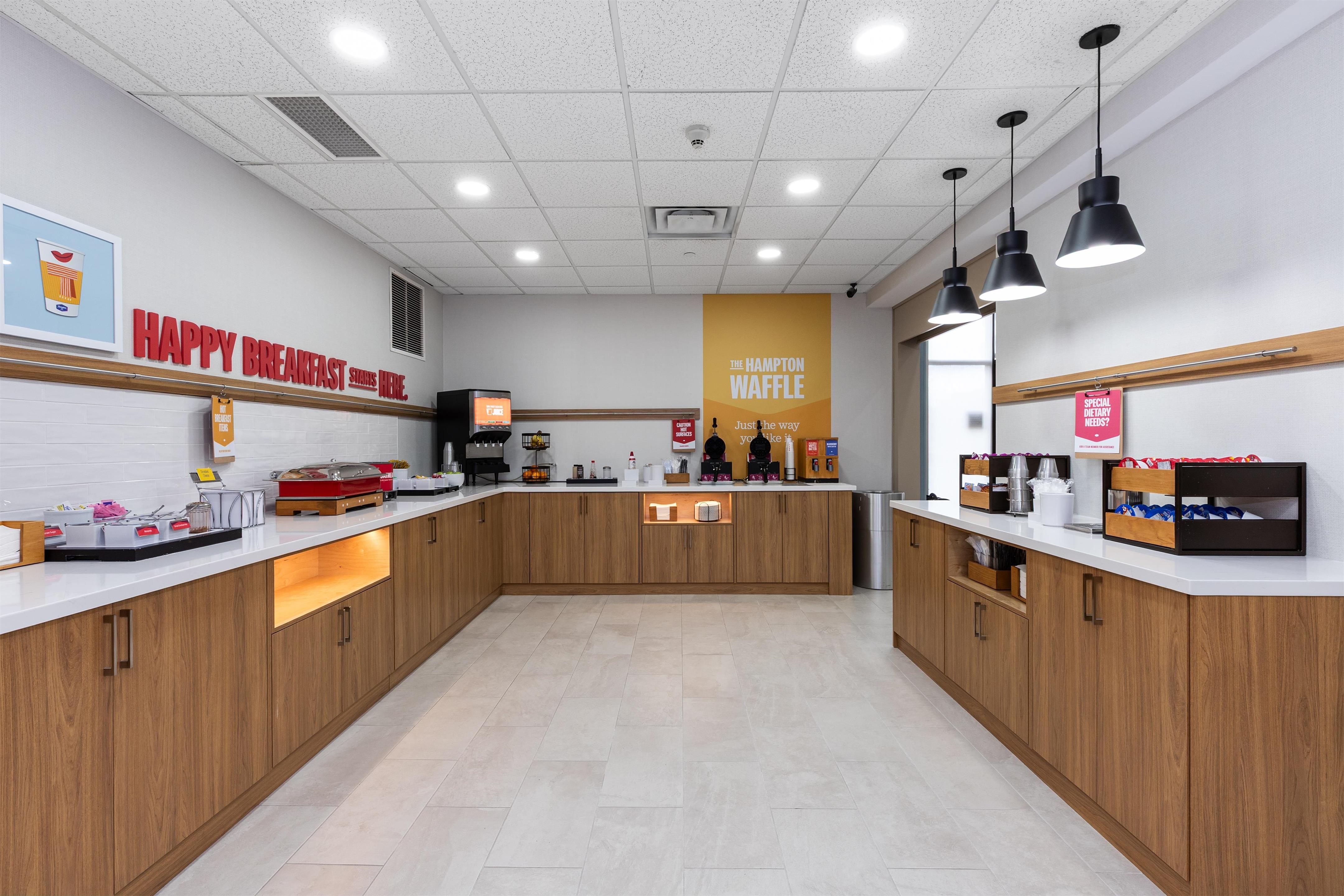 Breakfast Area | Hampton Inn & Suites Tampa-Wesley Chapel