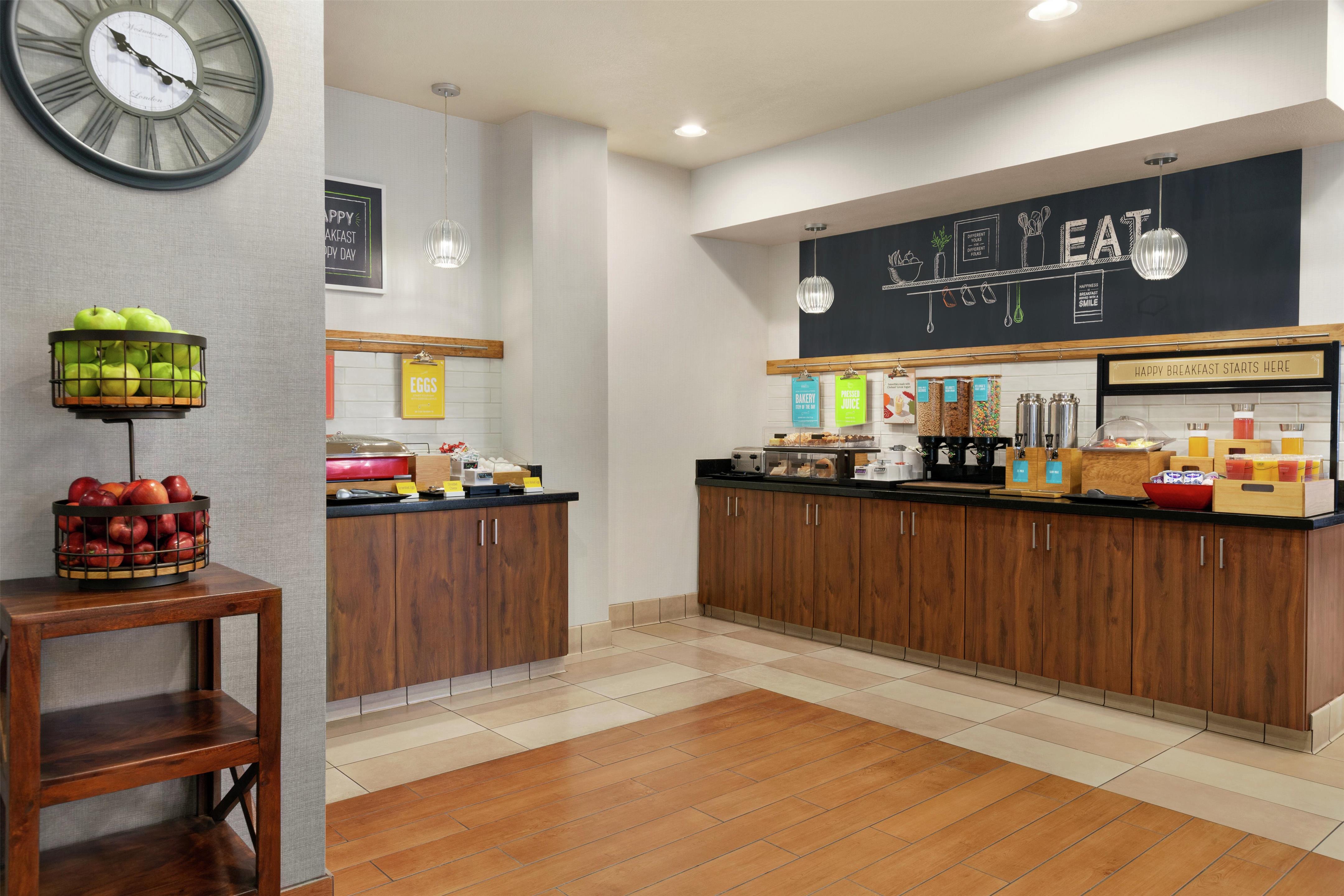 Breakfast Area | Hampton Inn Tracy