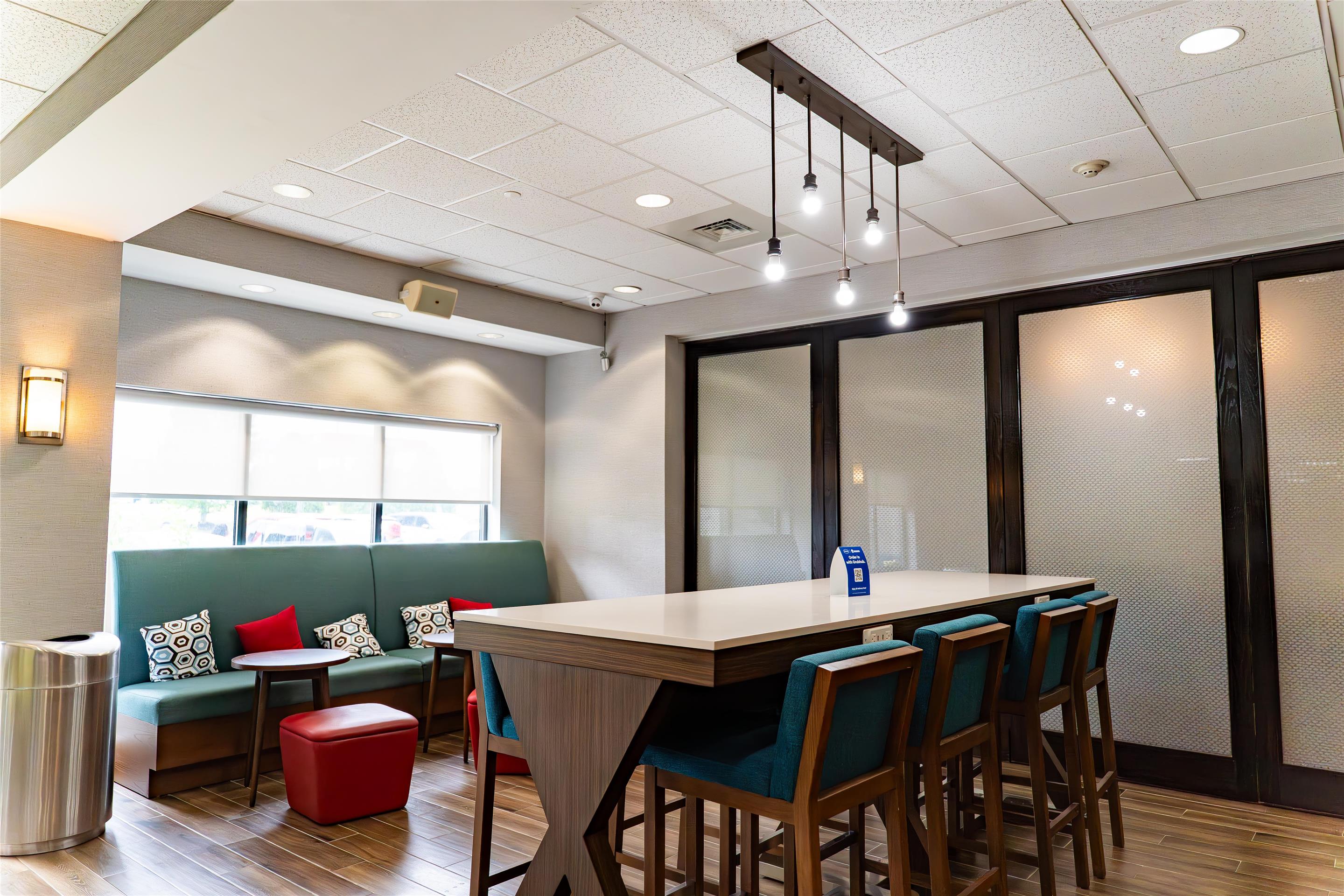 Breakfast Area | Hampton Inn Turnersville (Philadelphia Area)