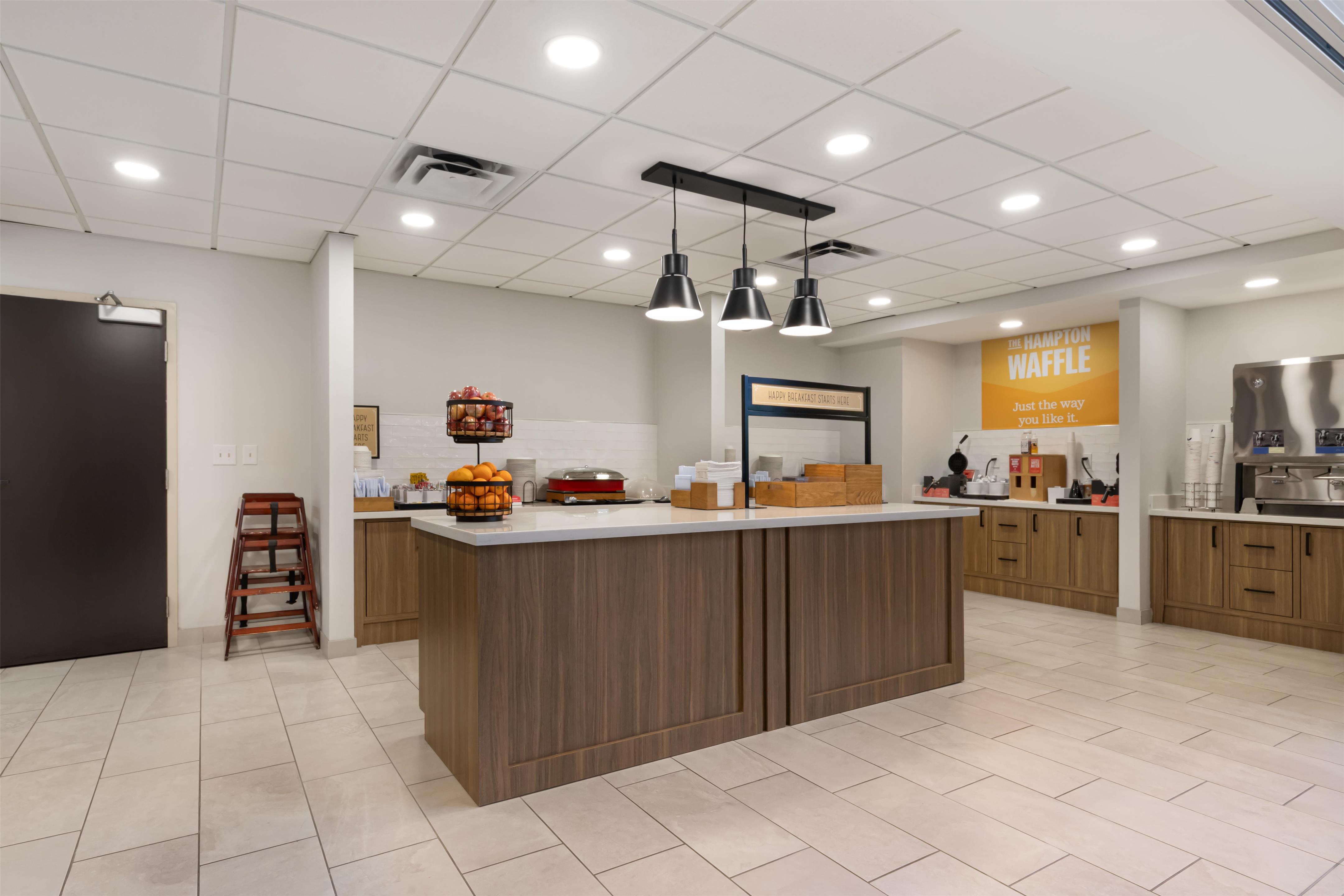 Breakfast Area | Hampton Inn & Suites Tulsa/Catoosa