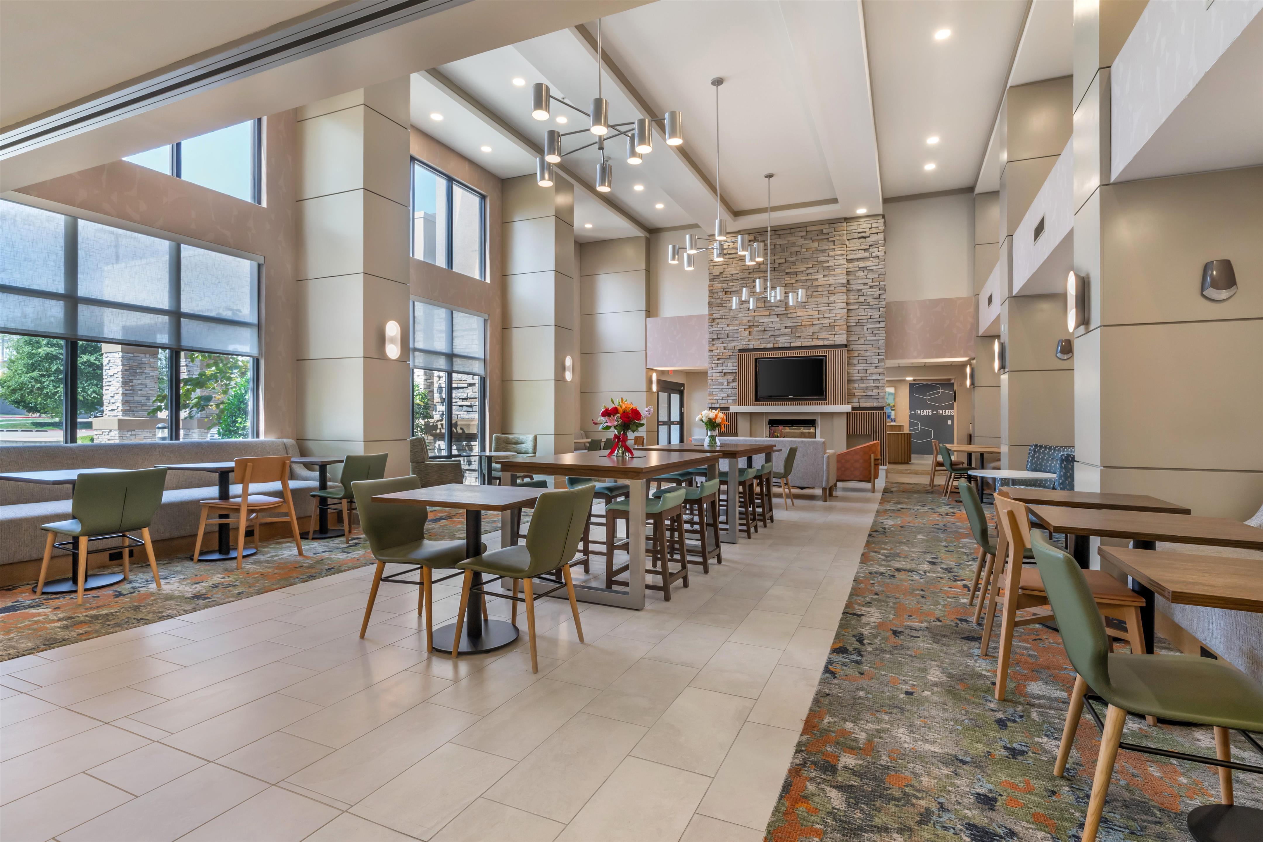 Breakfast Area | Hampton Inn & Suites Tulsa/Catoosa