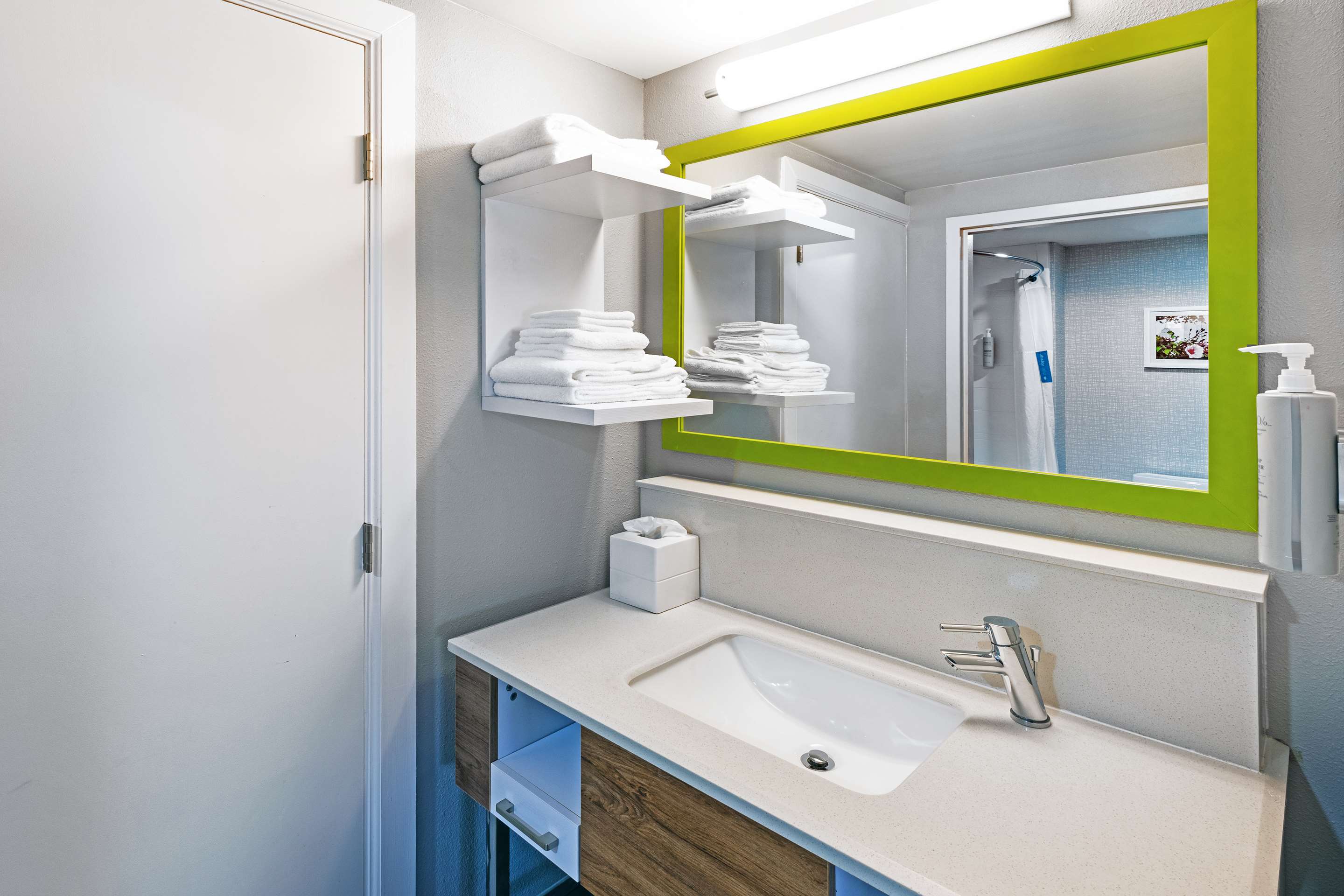 Guest room bath