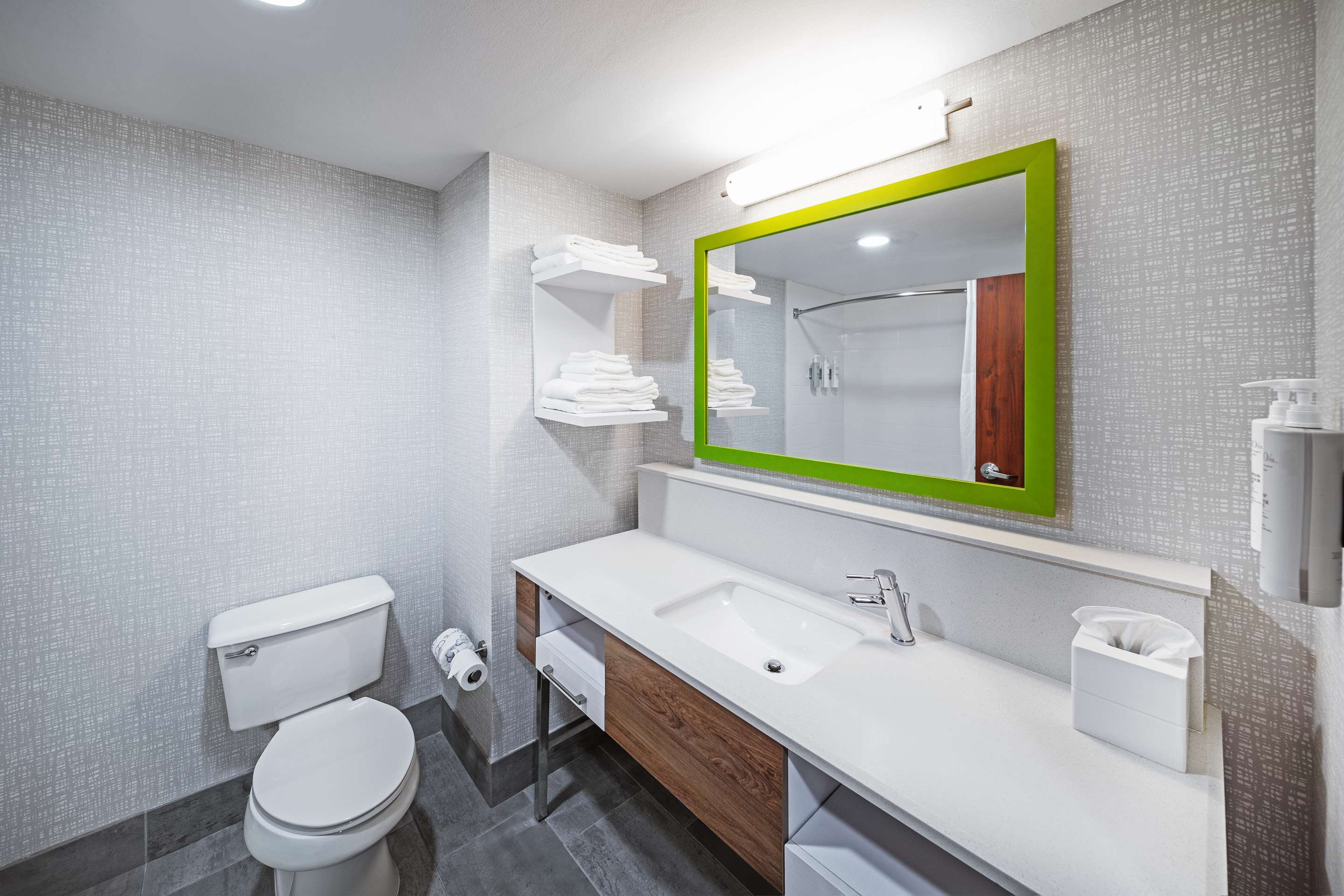 Guest room bath