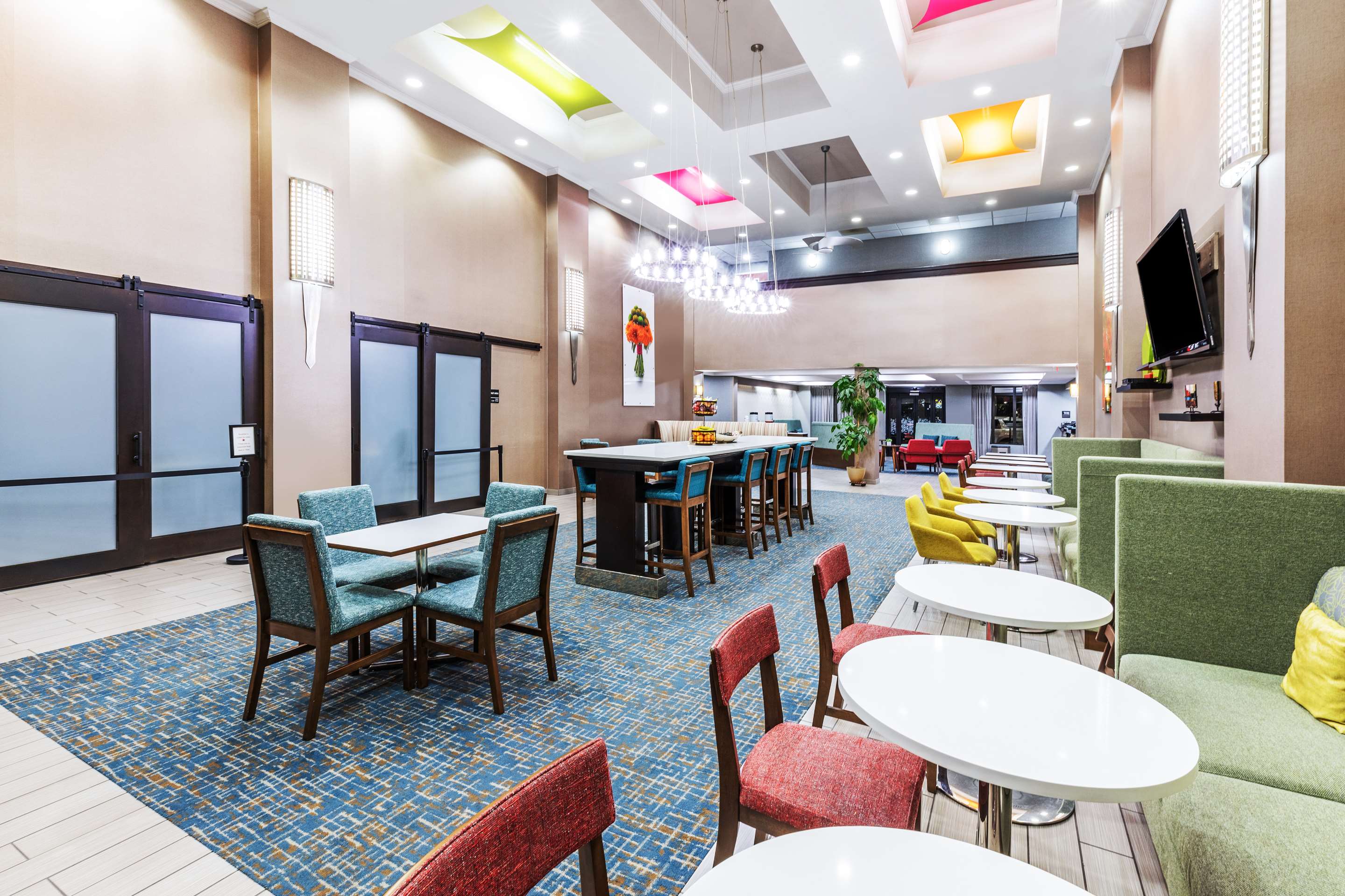 Breakfast Area | Hampton Inn & Suites Tulsa-Woodland Hills 71st-Memorial