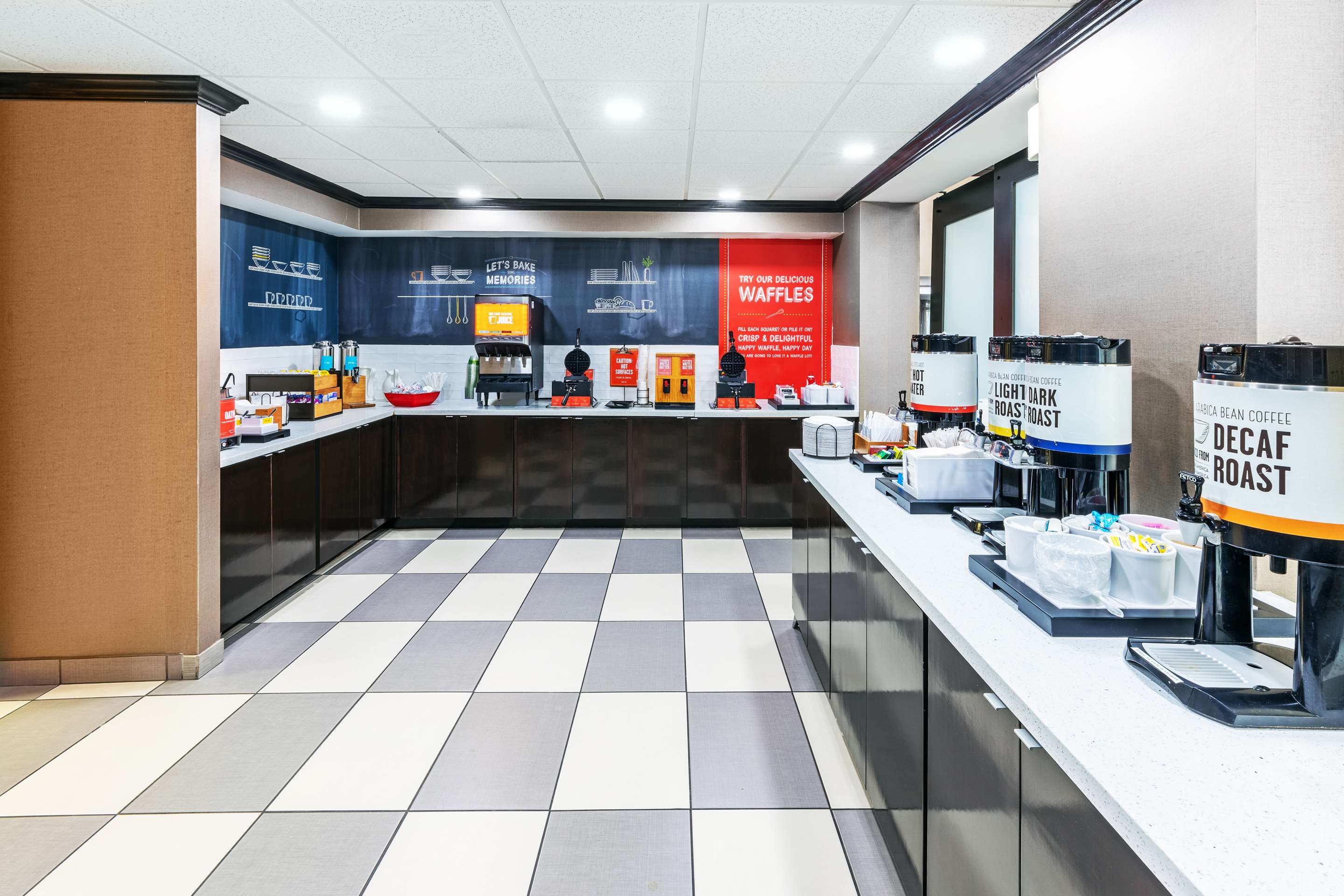 Breakfast Area | Hampton Inn & Suites Tulsa-Woodland Hills 71st-Memorial