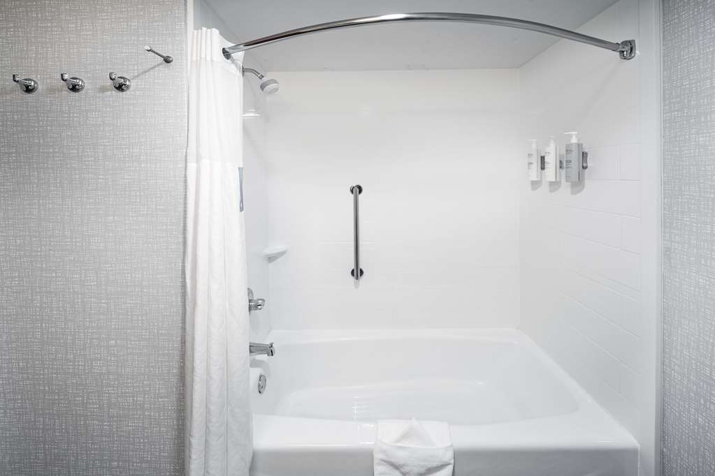 Hampton Inn & Suites Tulsa-Woodland Hills 71s-guestroom-Guest Room,Bathroom,On-Site.jpg
