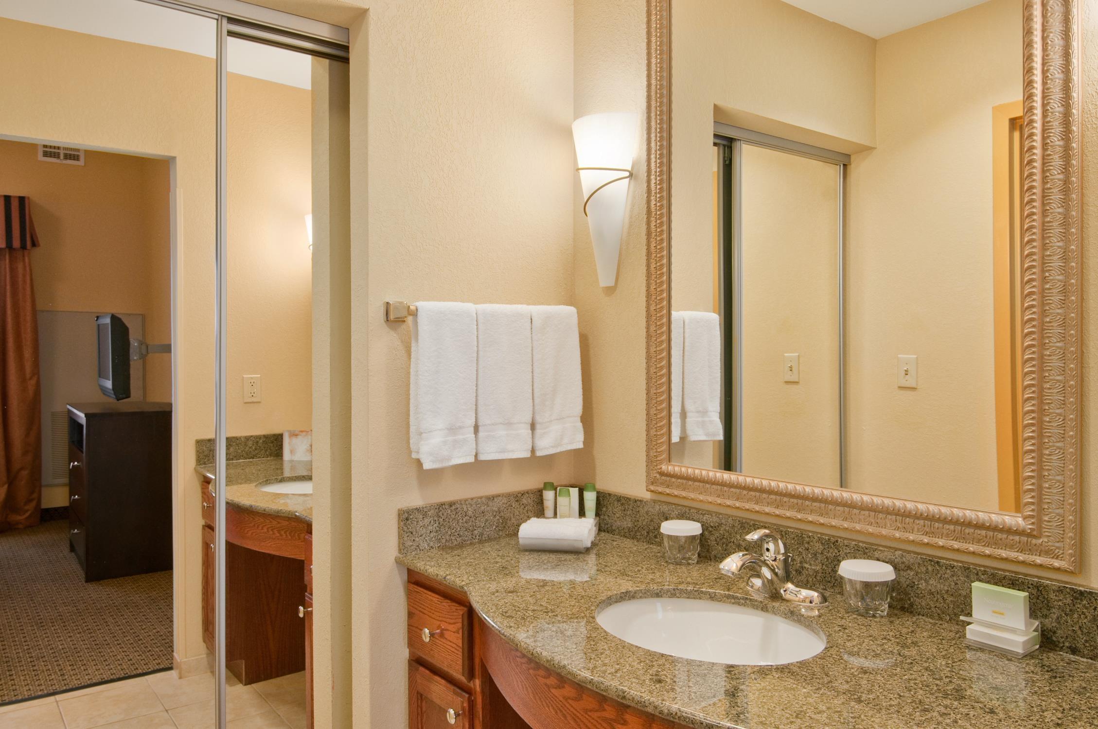Guest room bath
