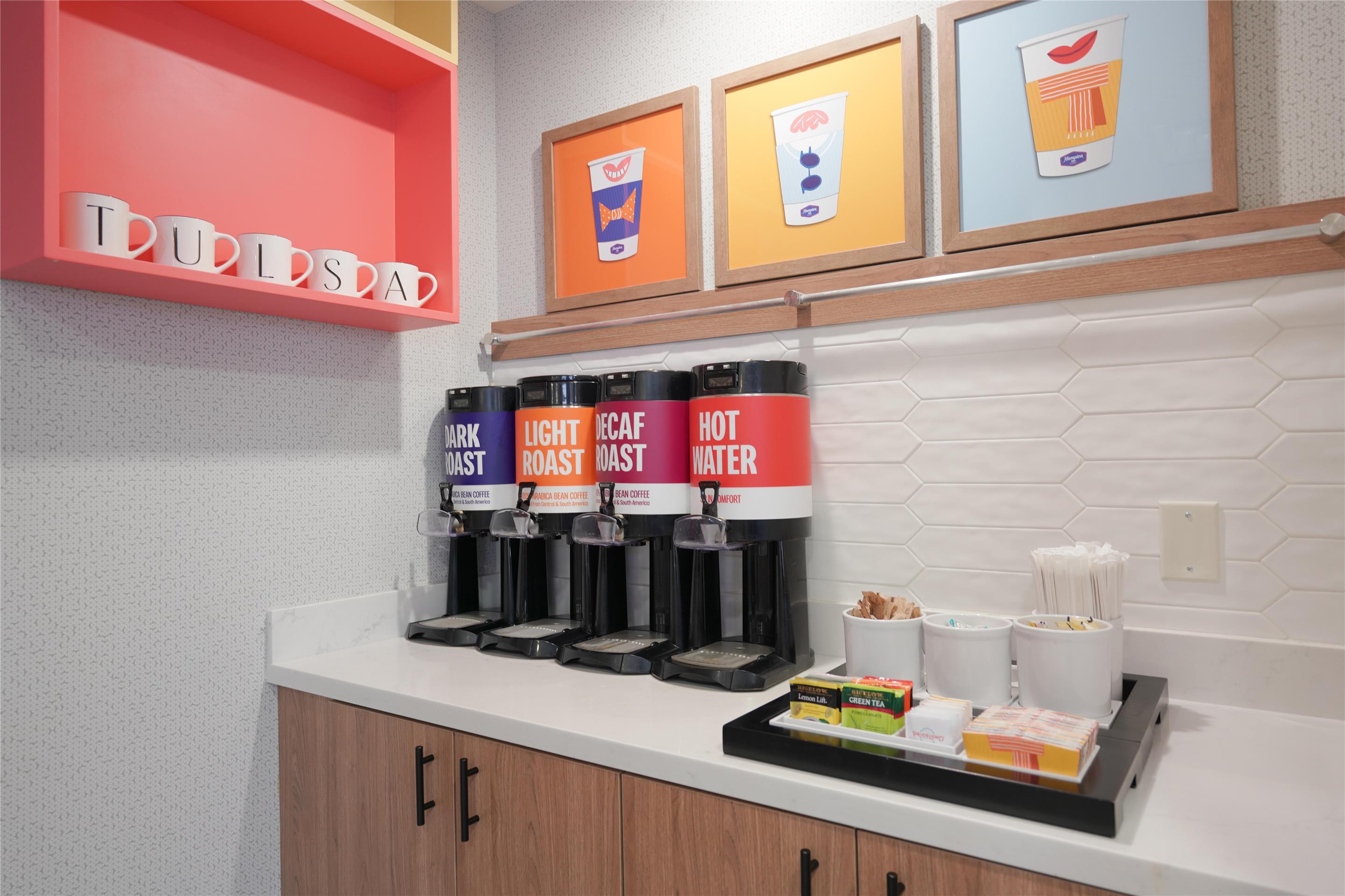 Breakfast Area | Hampton Inn & Suites Tulsa/Tulsa Hills