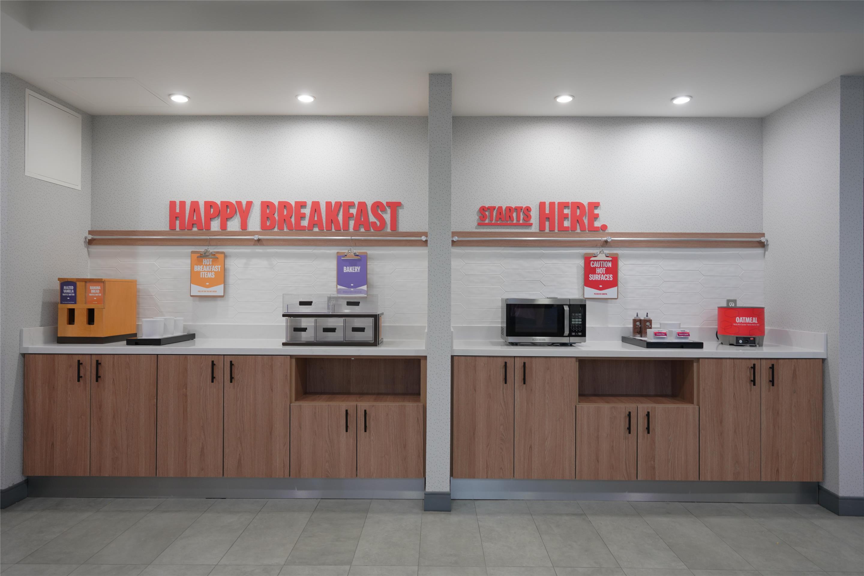 Breakfast Area | Hampton Inn & Suites Tulsa/Tulsa Hills