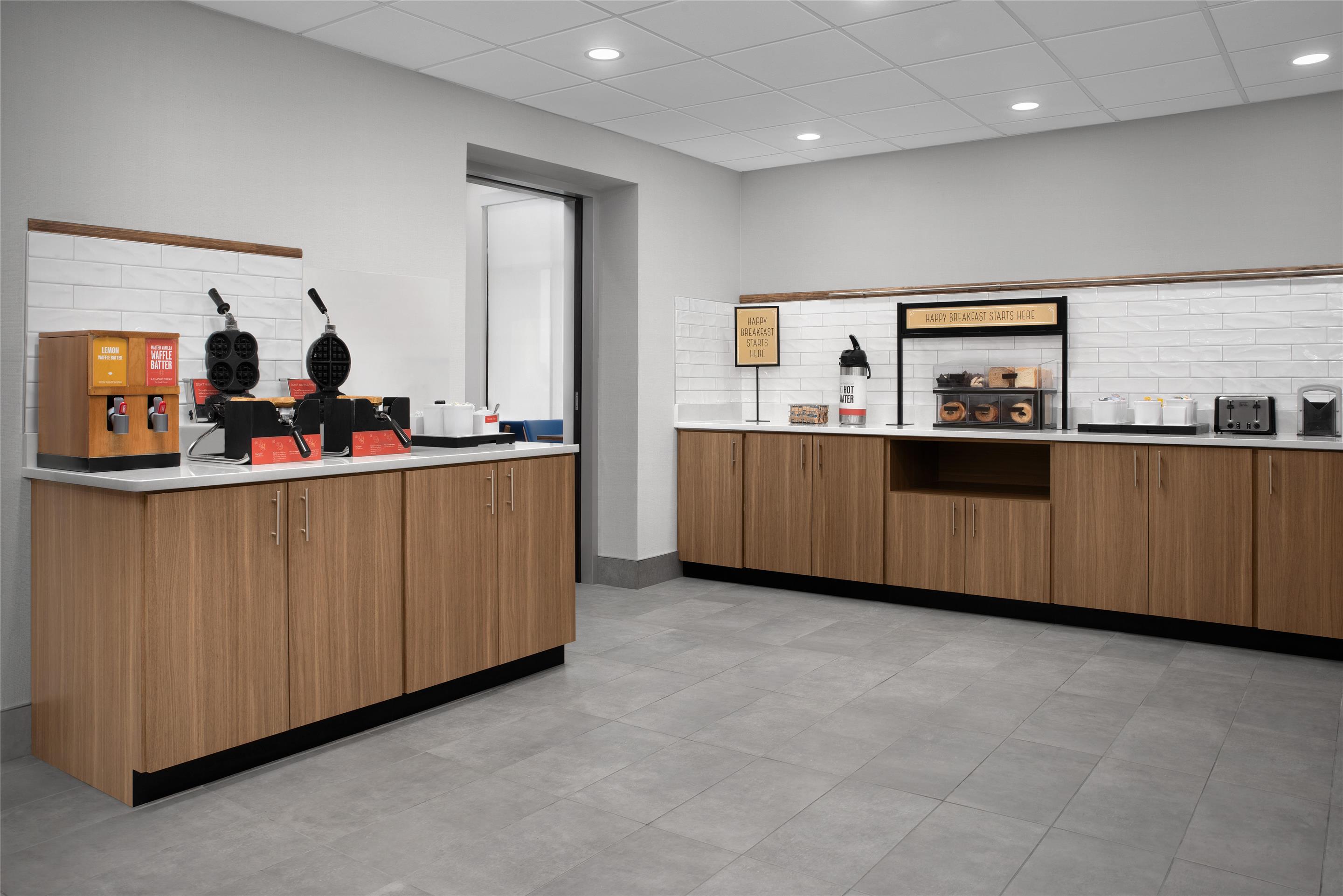 Breakfast Area | Hampton Inn & Suites Tupelo/Barnes Crossing