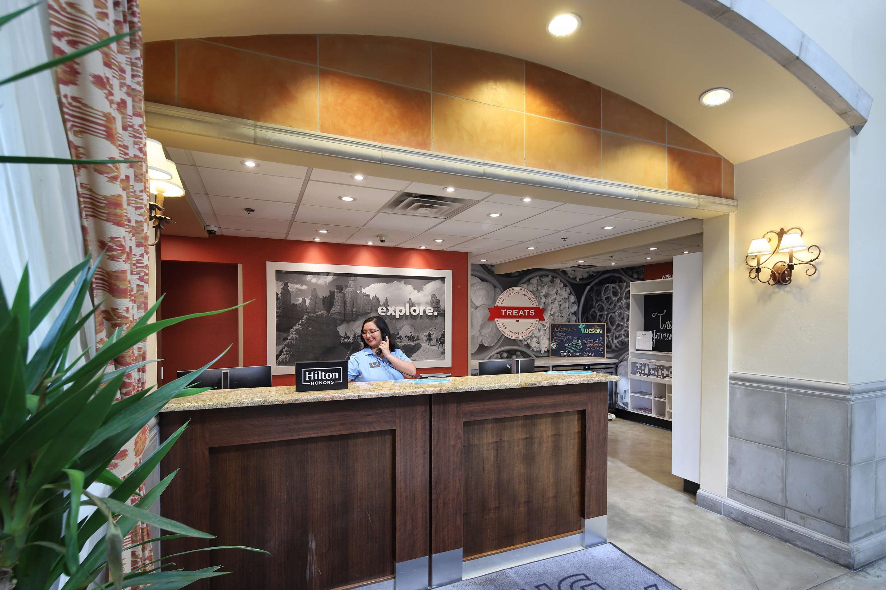 Reception | Hampton Inn & Suites Tucson-Mall